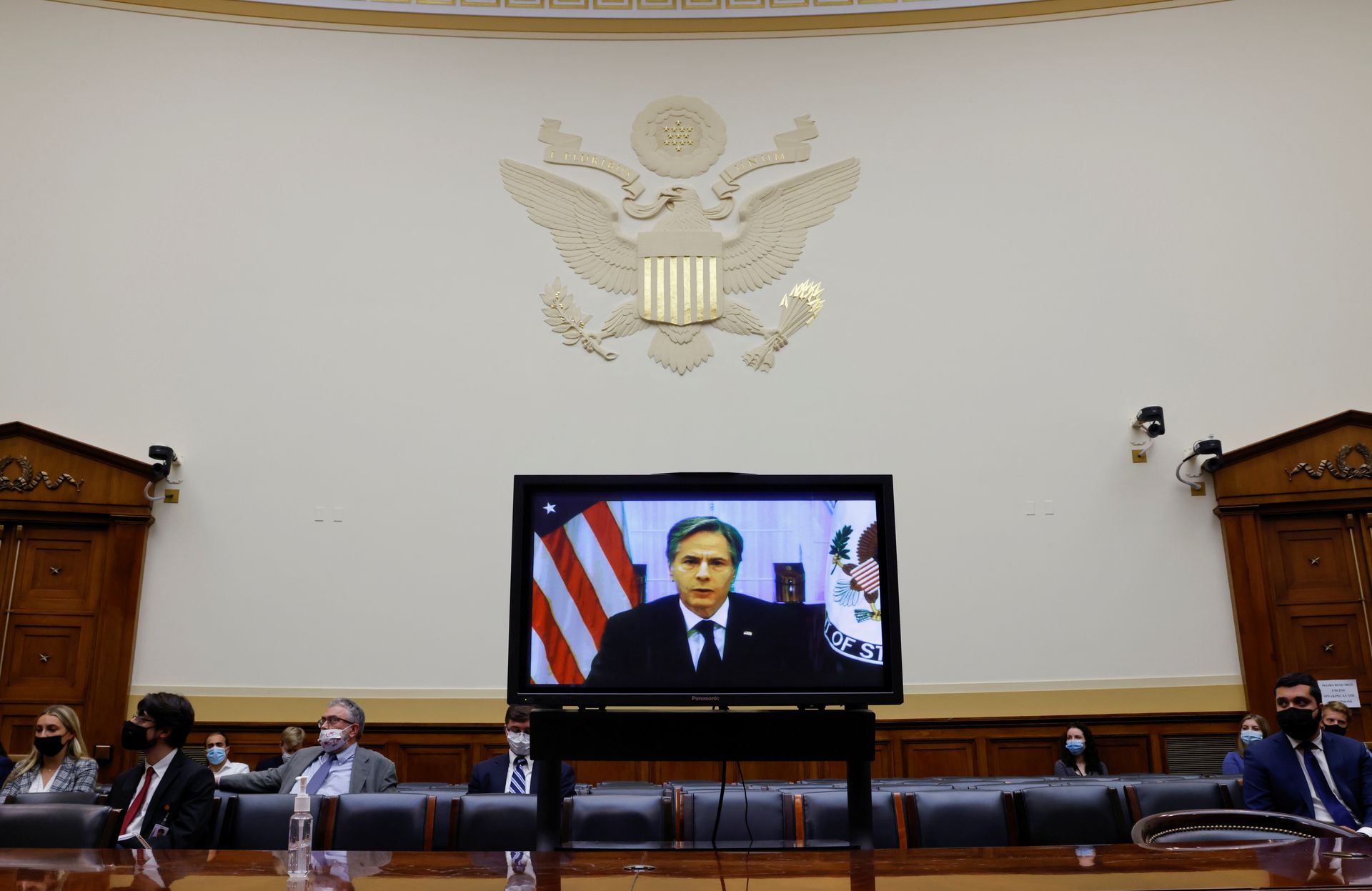 图为9月13日，美国国务卿布林肯以视像形出席国会众议院外交关系委员会听证会。（Reuters）