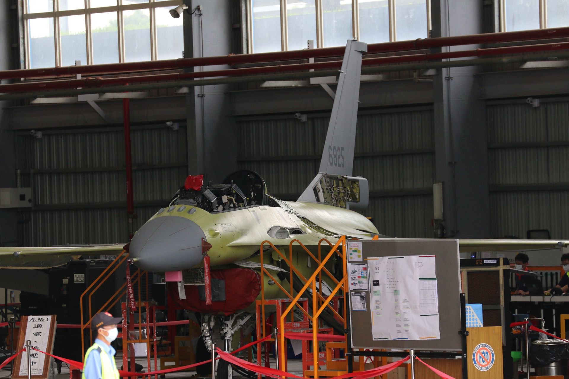 台湾汉翔公司改装中的F-16战机。（多维新闻）
