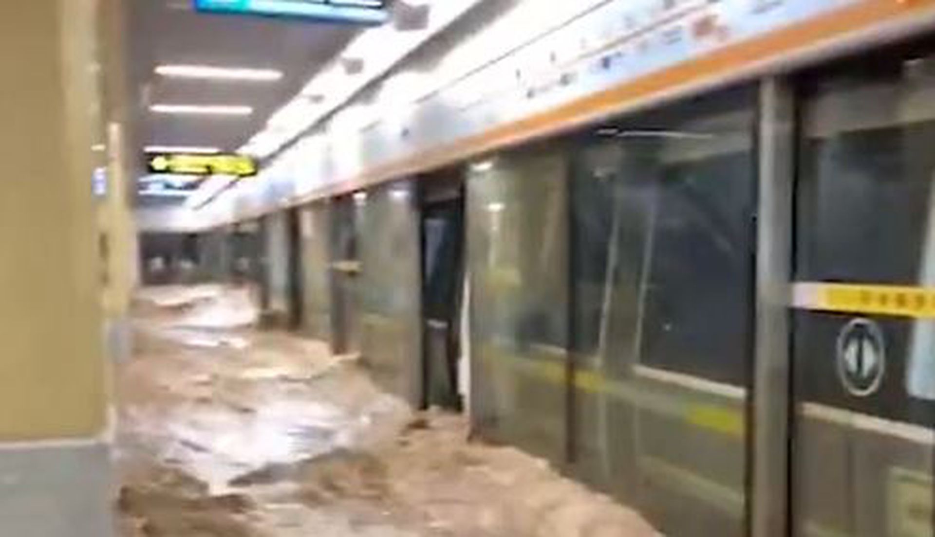 郑州暴雨导致多个地铁站积水倒灌，车站为此要临时关闭。（影片截图）