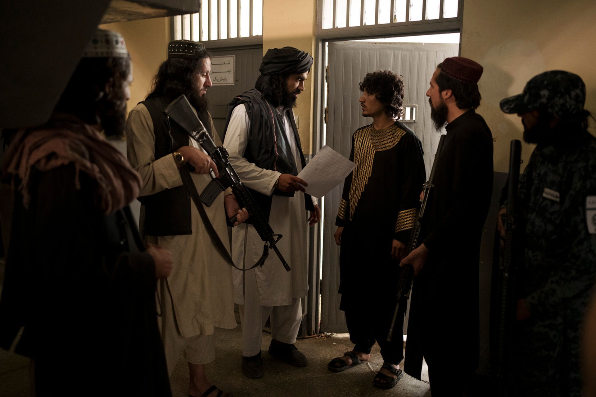 9月19日，阿富汗喀布尔，塔利班武装分子预备将一名疑犯送到法庭，向他讲述状况。（AP）