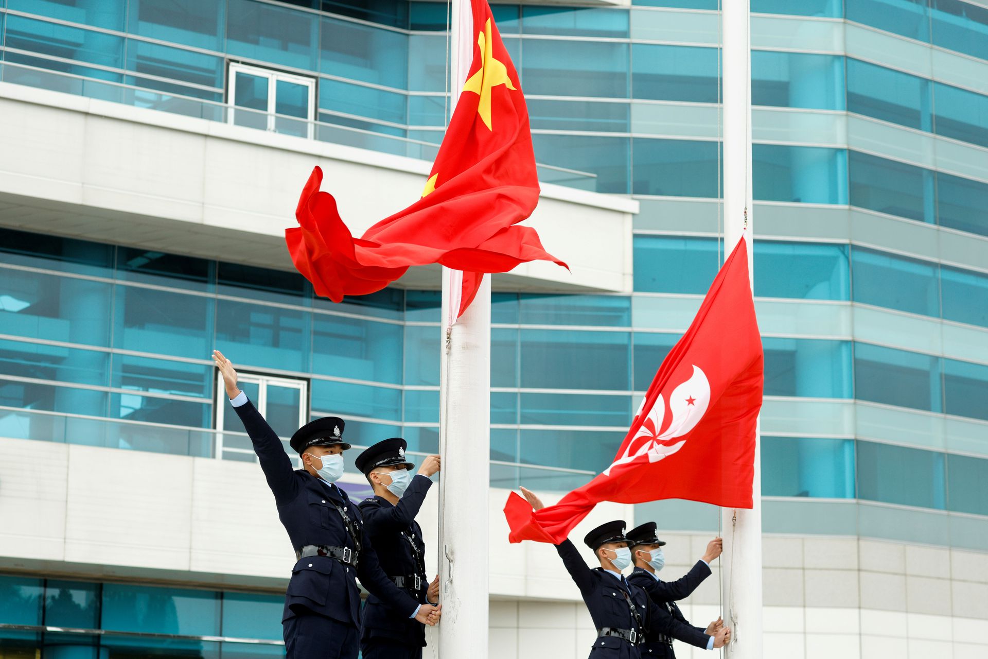 第六位。香港。图为3月10日警员在金紫荆广场进行升旗礼。香港在2019年排名第三。（Reuters）