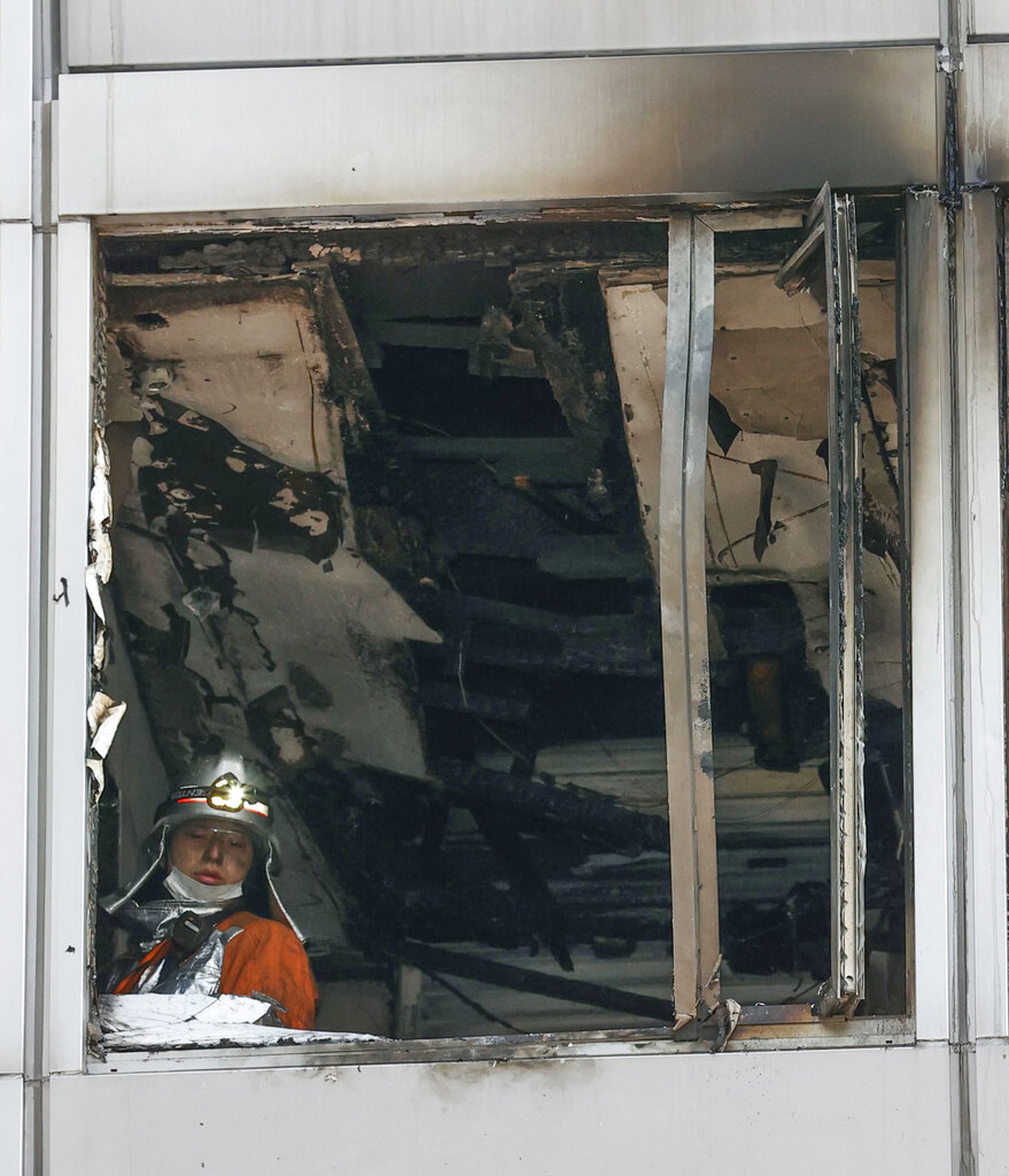 日本大阪火灾：2021年12月17日早上，大阪北新地市区一栋大厦发生大火，造成多人死伤。（AP）