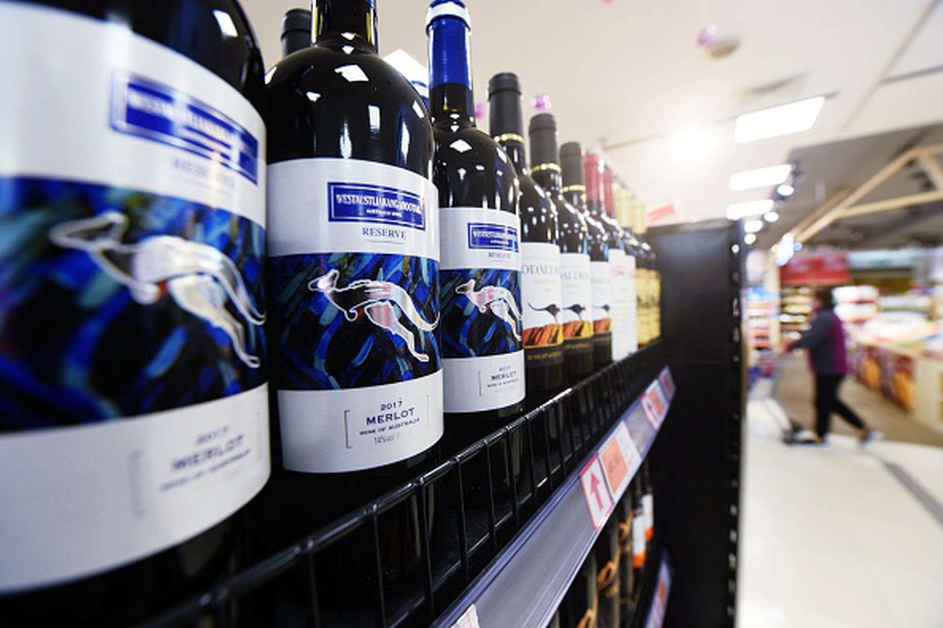 2020年11月27日，中国浙江省杭州市一家超市出售从澳大利亚进口的葡萄酒。（Getty）