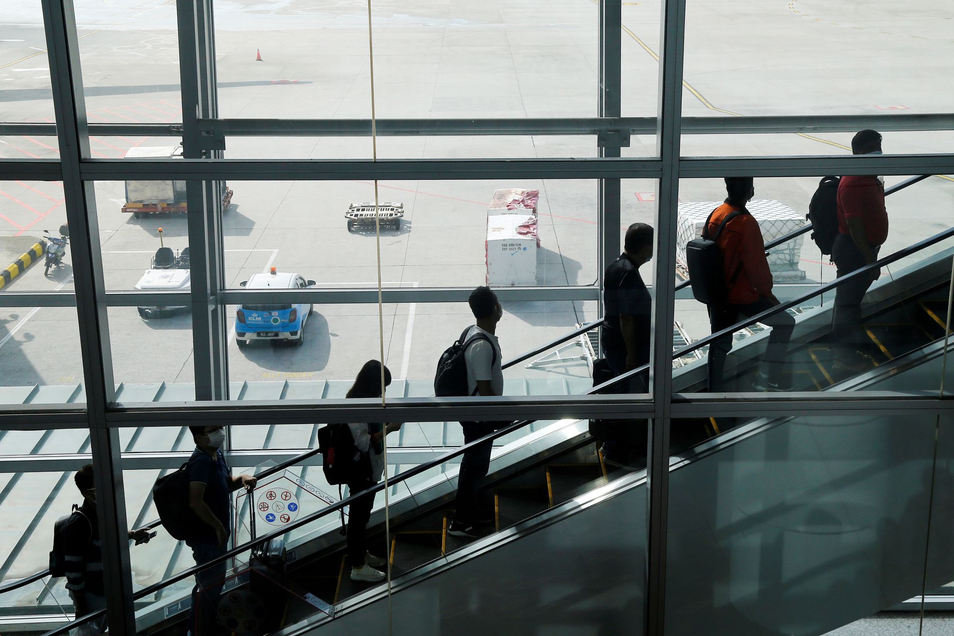 图为11月29日，马来西亚吉隆坡国际机场，来自新加坡的旅客刚抵埗。（Reuters）