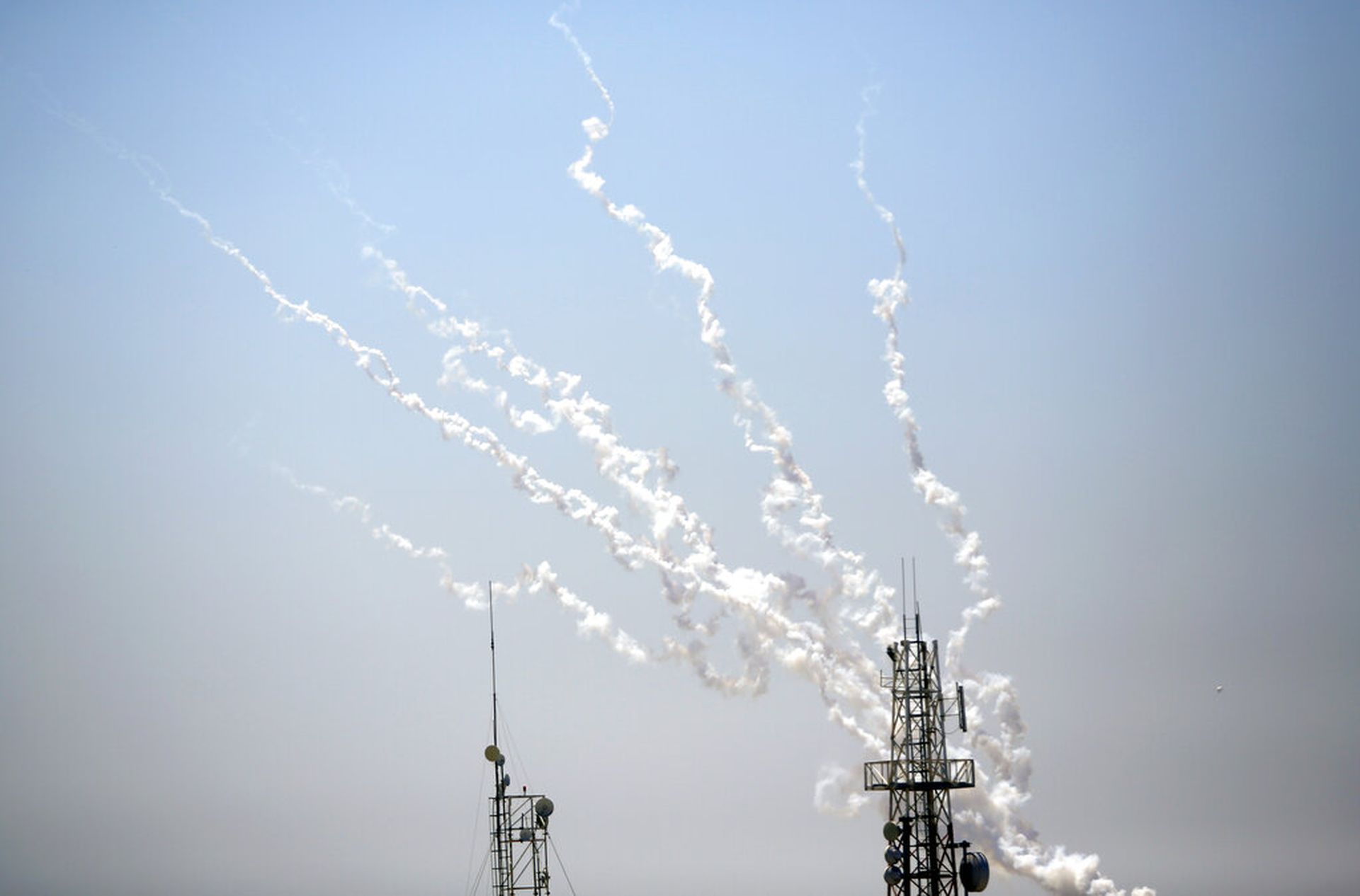 5月13日，来自加沙的火箭打进以色列。（AP）