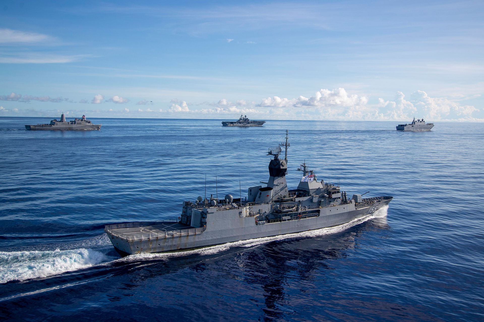 美军方面表示，LSGE 21是全球指挥和控制演习，以区域为重点以加强美国、印太地区的盟国和伙伴的一体化。图为澳大利亚皇家海军安扎克级护卫舰HMAS Ballarat （FFH 155）与美军纽奥良号两栖登陆舰USS New Orleans（LPD 18）、美军美利坚号两栖登陆舰USS America (LHA 6)等。（Facebook@U.S. Pacific Fleet）