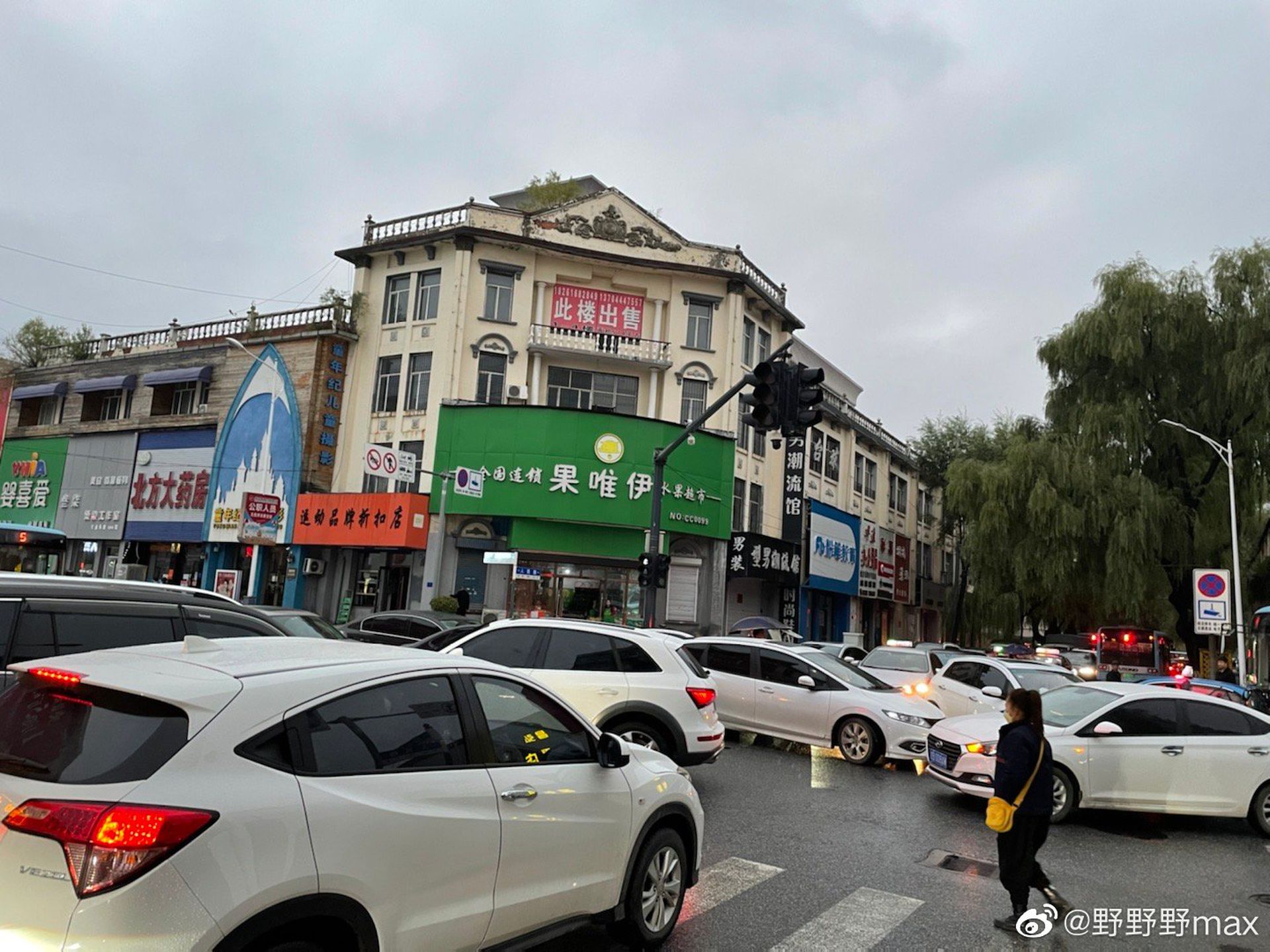 受限电影响,吉林磐石市的街灯和交通灯未能正常运作。(微博@野野野max)