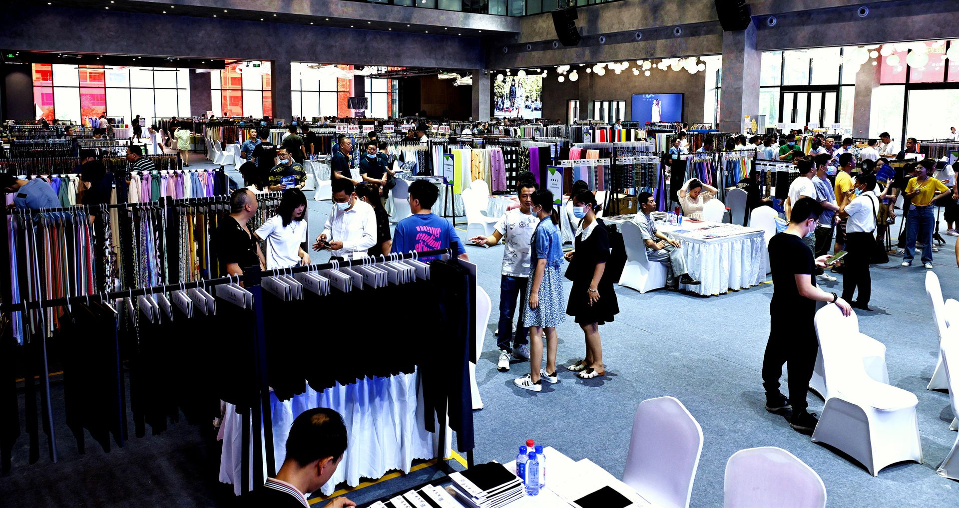 浙江省政府此前印发《规划》,要求绍兴、湖州、嘉兴、温州要严格控制纺织印染、化纤、塑胶制品等制造业产能。 (视觉中国) 浙江省政府此前印发《规划》,要求绍兴、湖州、嘉兴、温州要严格控制纺织印染、化纤、塑胶制品等制造业产能。 (视觉中国)