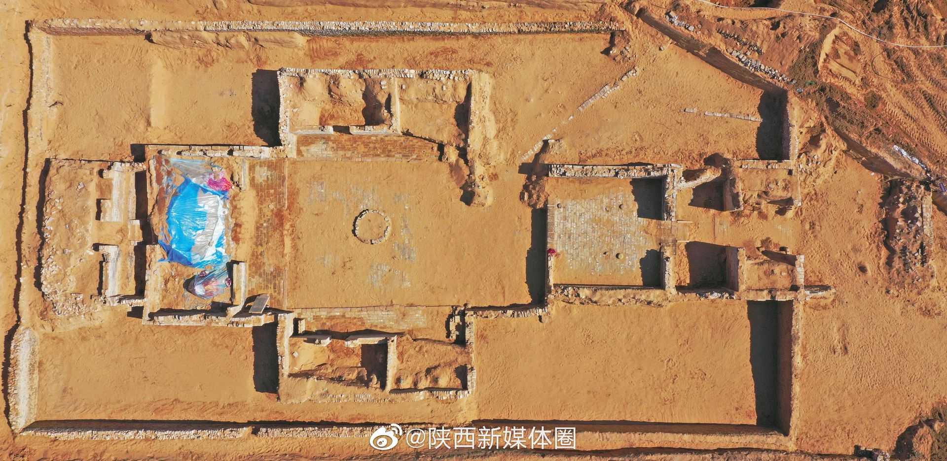 陕西考古团队在榆林市毛乌素沙漠，发现一座明代长城营堡遗址。（微博@陕西新媒体圈）