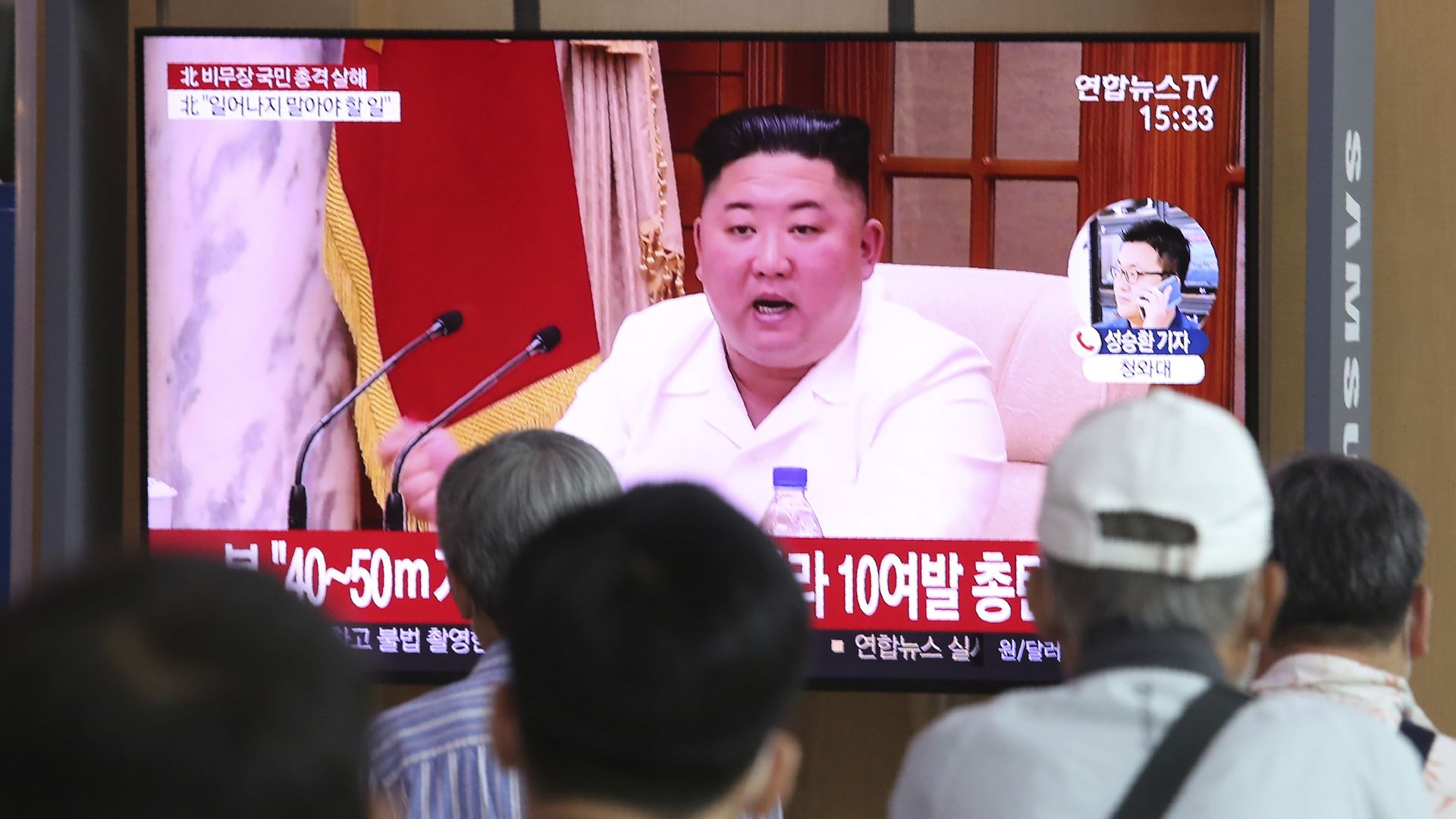 图为2020年9月25日，民众在首尔站收看电视新闻报道，报道播出朝鲜领袖金正恩的照片。（AP）