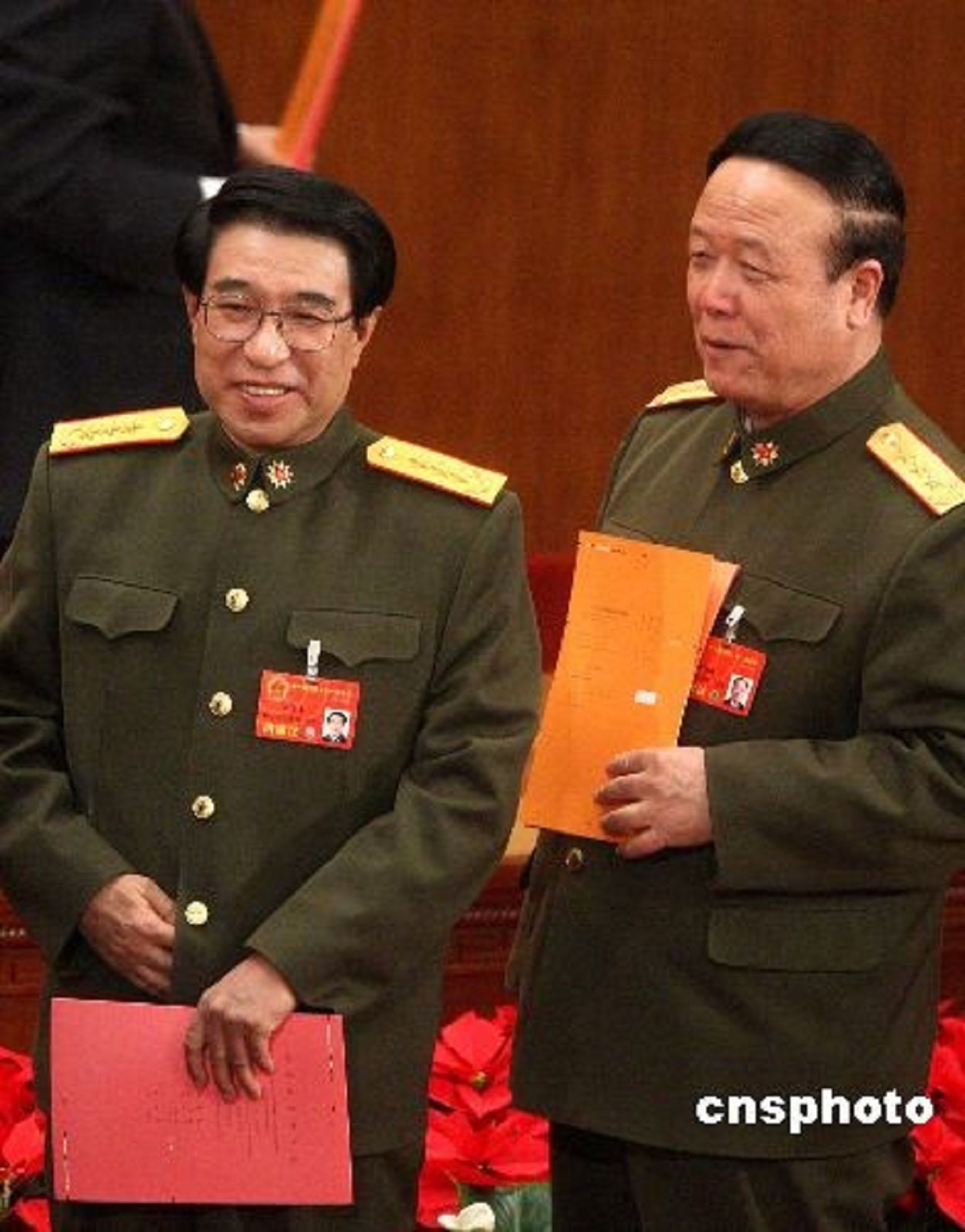 2008年3月16日上午,十一届全国人大一次会议第六次全体会议在北京人民大会堂举行,决定中央军委副主席、委员的人选。大会经过表决,郭伯雄(图右)、徐才厚为中华人民共和国中央军事委员会副主席。图为二人在排队投票。(新华社)