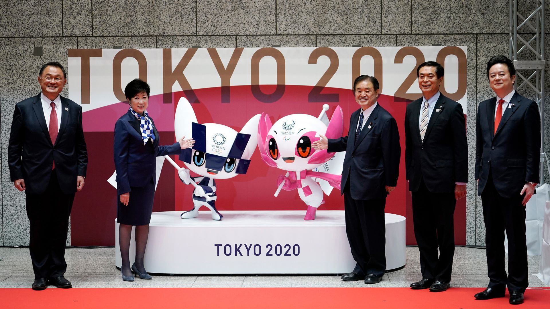 图为4月14日，日本奥委会主席山下泰裕（左起）及东京都知事小池百合子等在东京都厅与奥运吉祥物合照。他们为2个吉祥物的塑像揭幕。这是庆祝东京奥运举行倒数百日的活动之一。（AP）