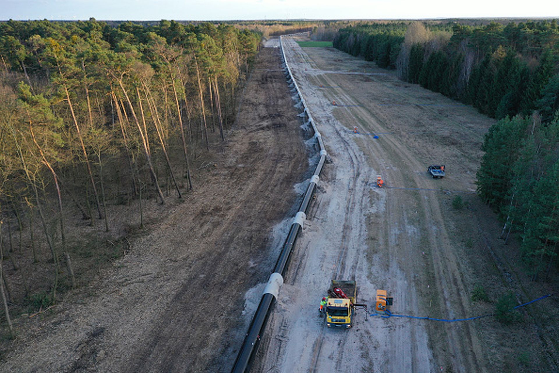 图为2019年3月19日，建筑工人在北溪2号项目配套工程乌噶尔输气管道沿线进行铺设作业。该管线全长480公里，从北德波罗的海沿岸港口卢布明延伸至德捷边境（德国与捷克）。（Getty Images）