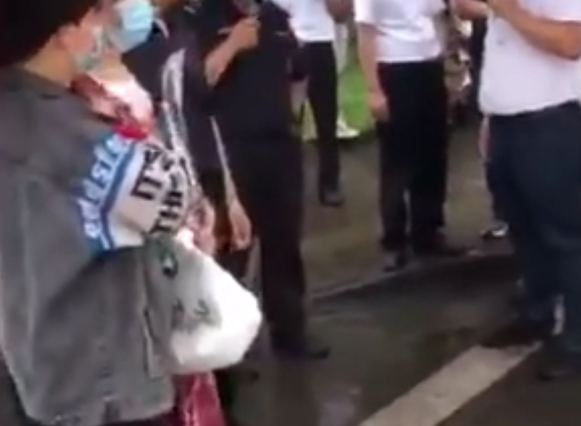 疑校方人员与家属交涉。（微博@鲁国平先生）