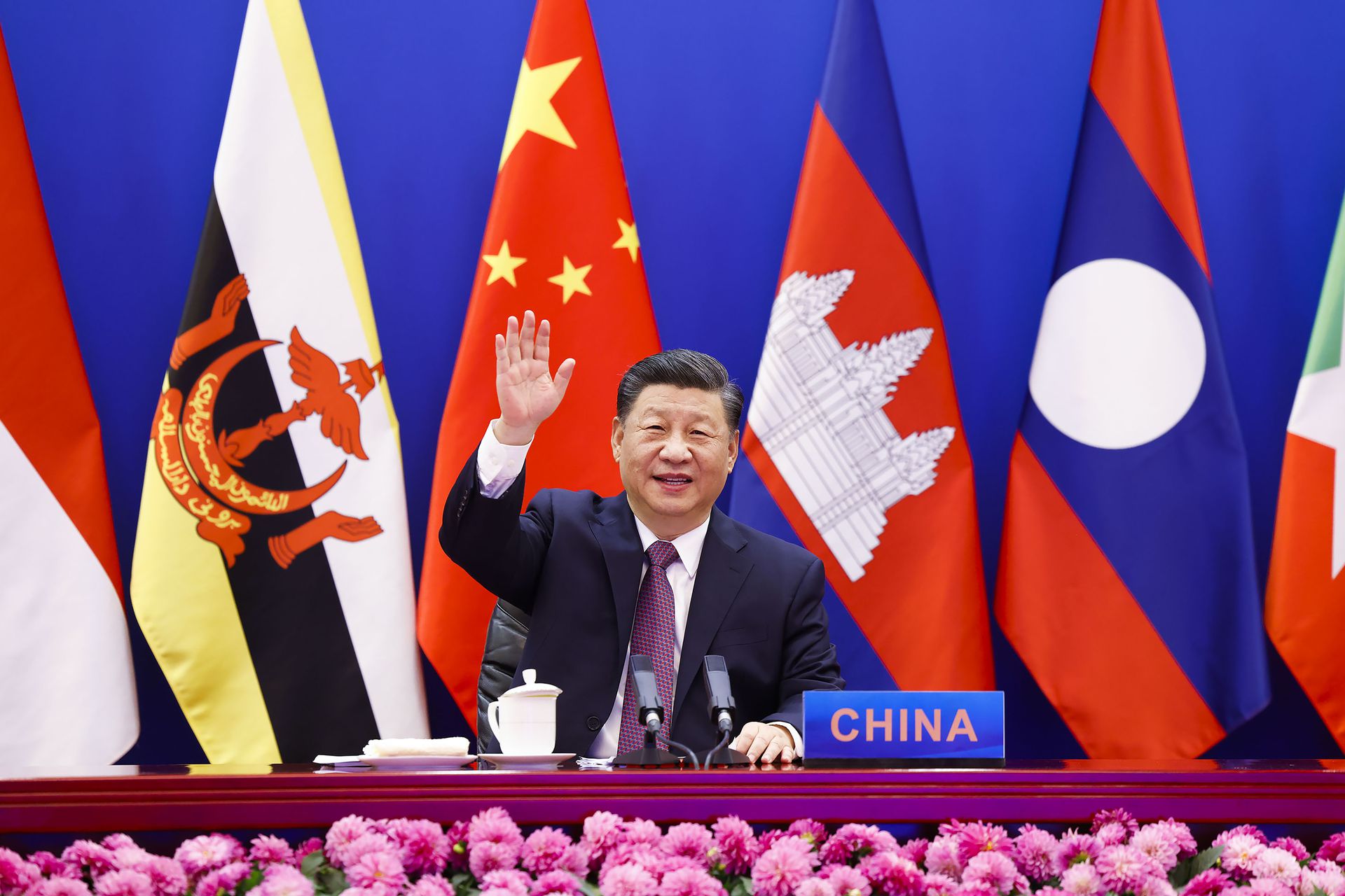 习近平透过视像方式向东盟领袖发言，强调中国“绝不寻求霸权，更不会以大欺小”。（AP）