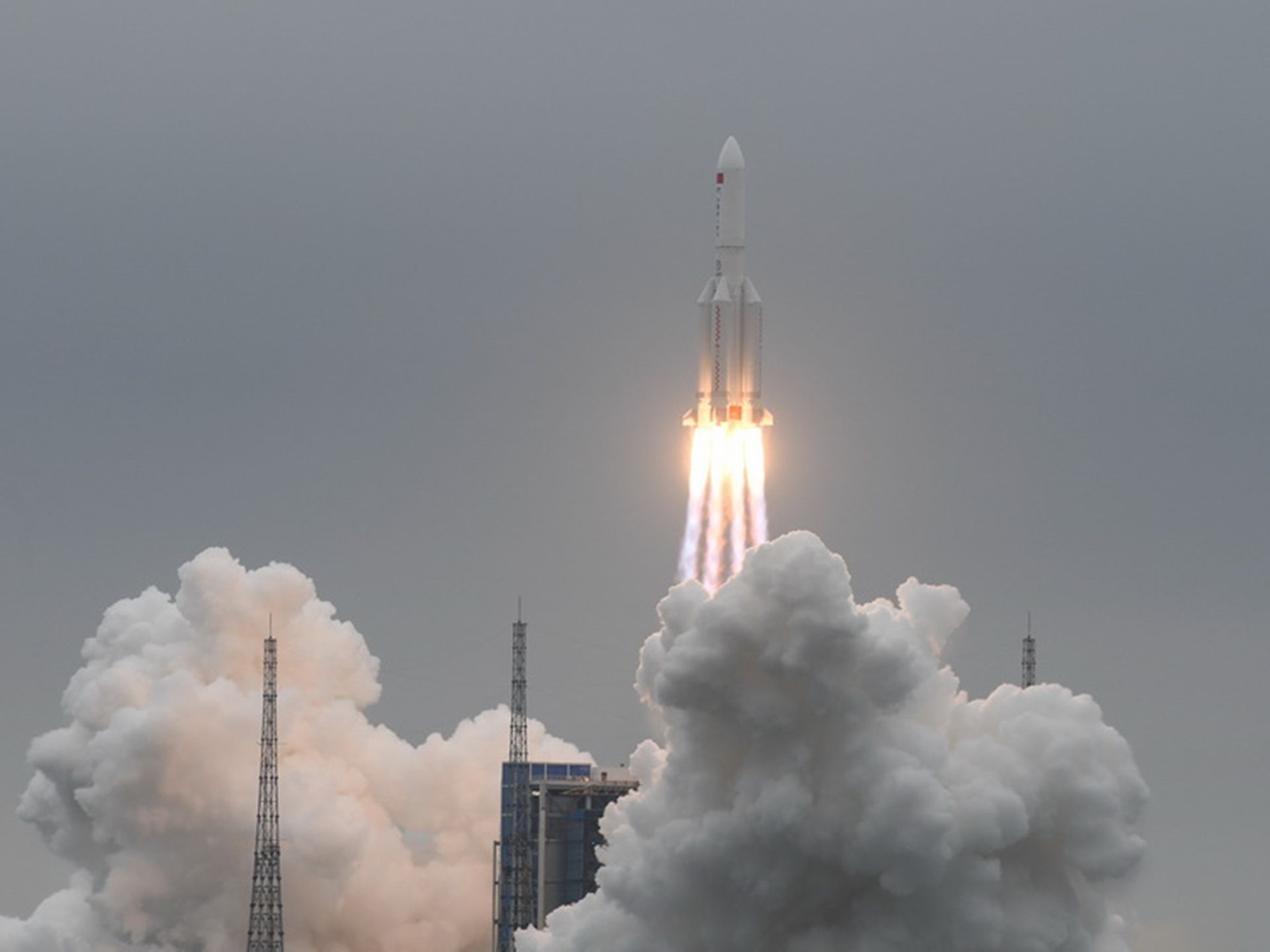 2021年4月29日，搭载天和号核心舱的长征五号B运载火箭成功于海南文昌发射场发射升空，迈入中国天宫号空间站组装的第一步。（新华社）