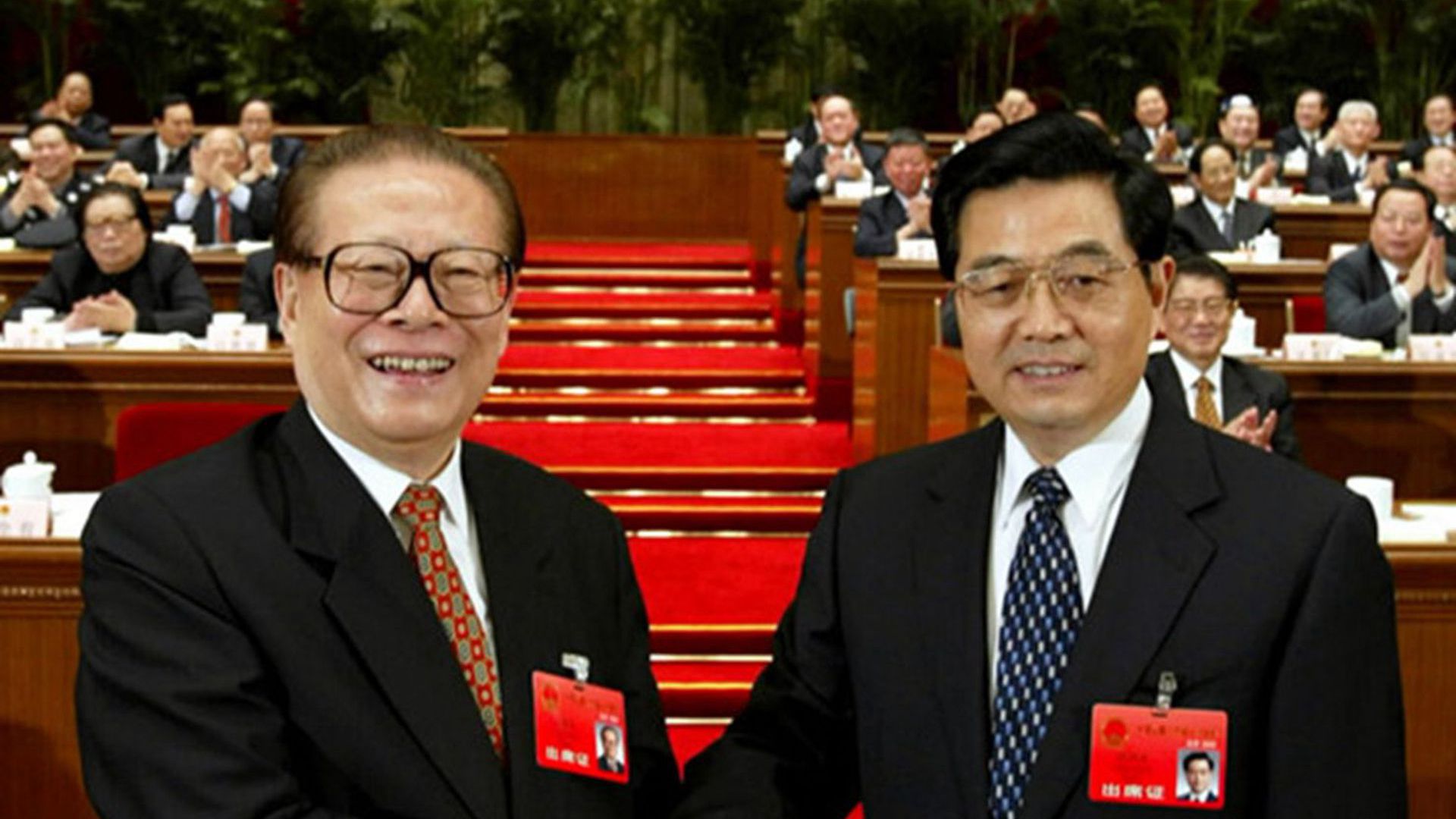 2003年3月15日，胡锦涛当选中国国家主席后与江泽民握手。（新华社）