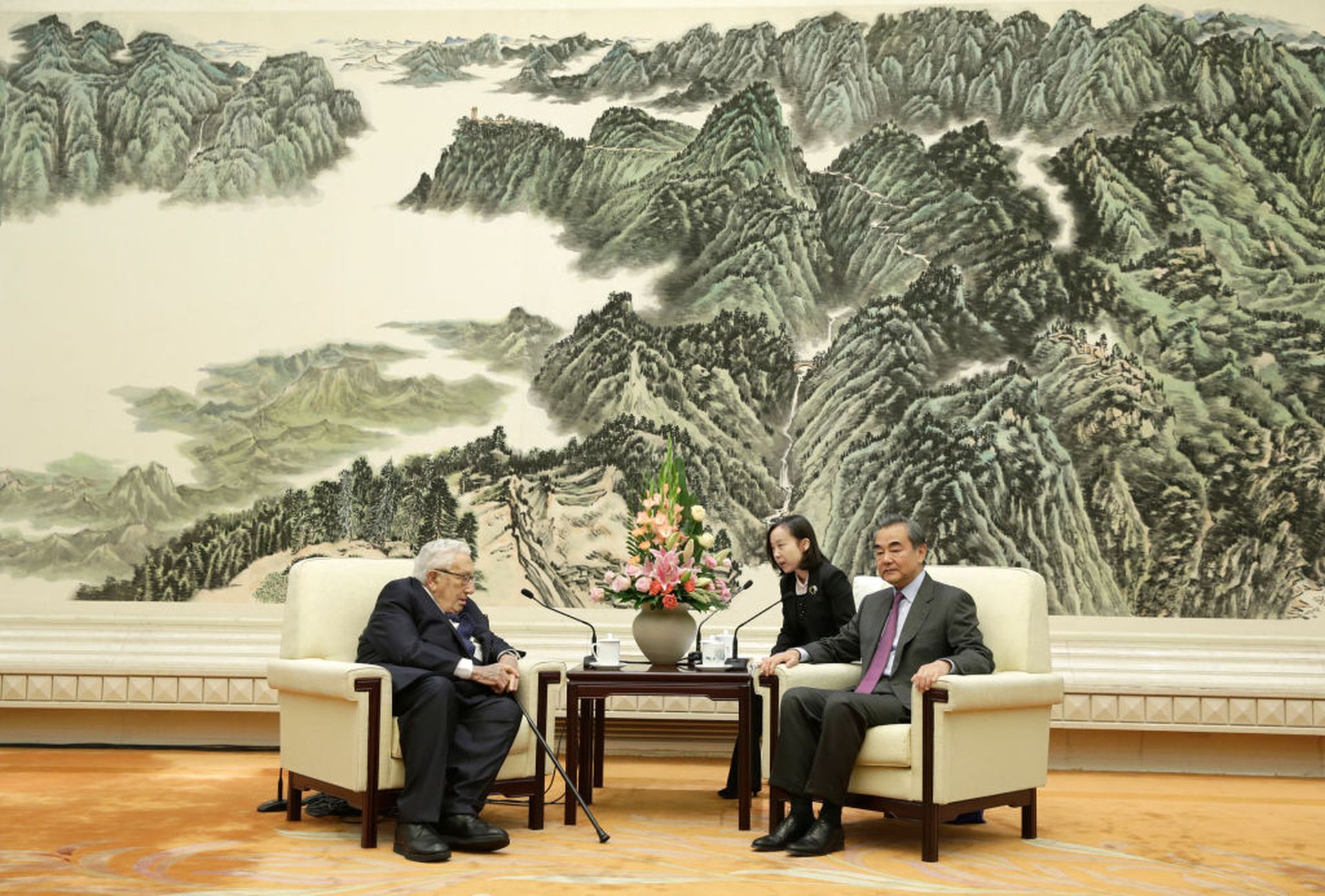 2019年11月22日，中国外长王毅在北京人民大会堂与美国前国务卿基辛格会晤。（Getty）