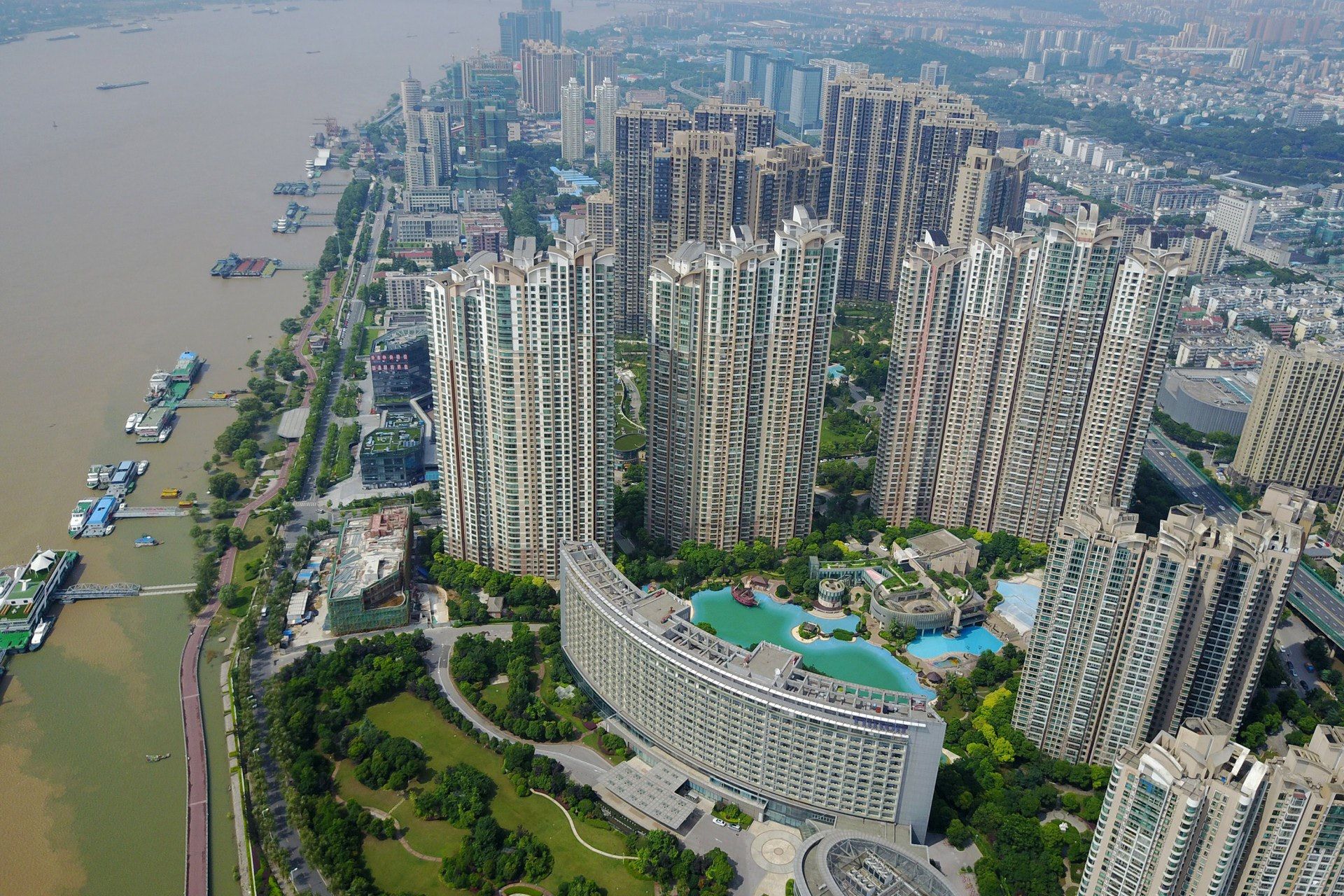 樓市調控頭號「優等生」繃不住了中國沒有一座大城市壓得住房價？