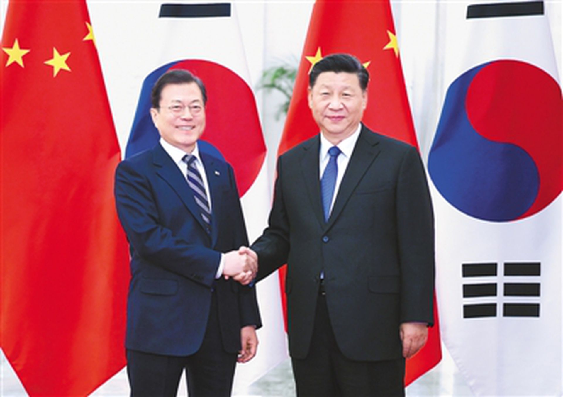 中韩关系：图为2019年12月23日，中国家主席习近平在北京人民大会堂会见韩国总统文在寅。（中国政府网站）