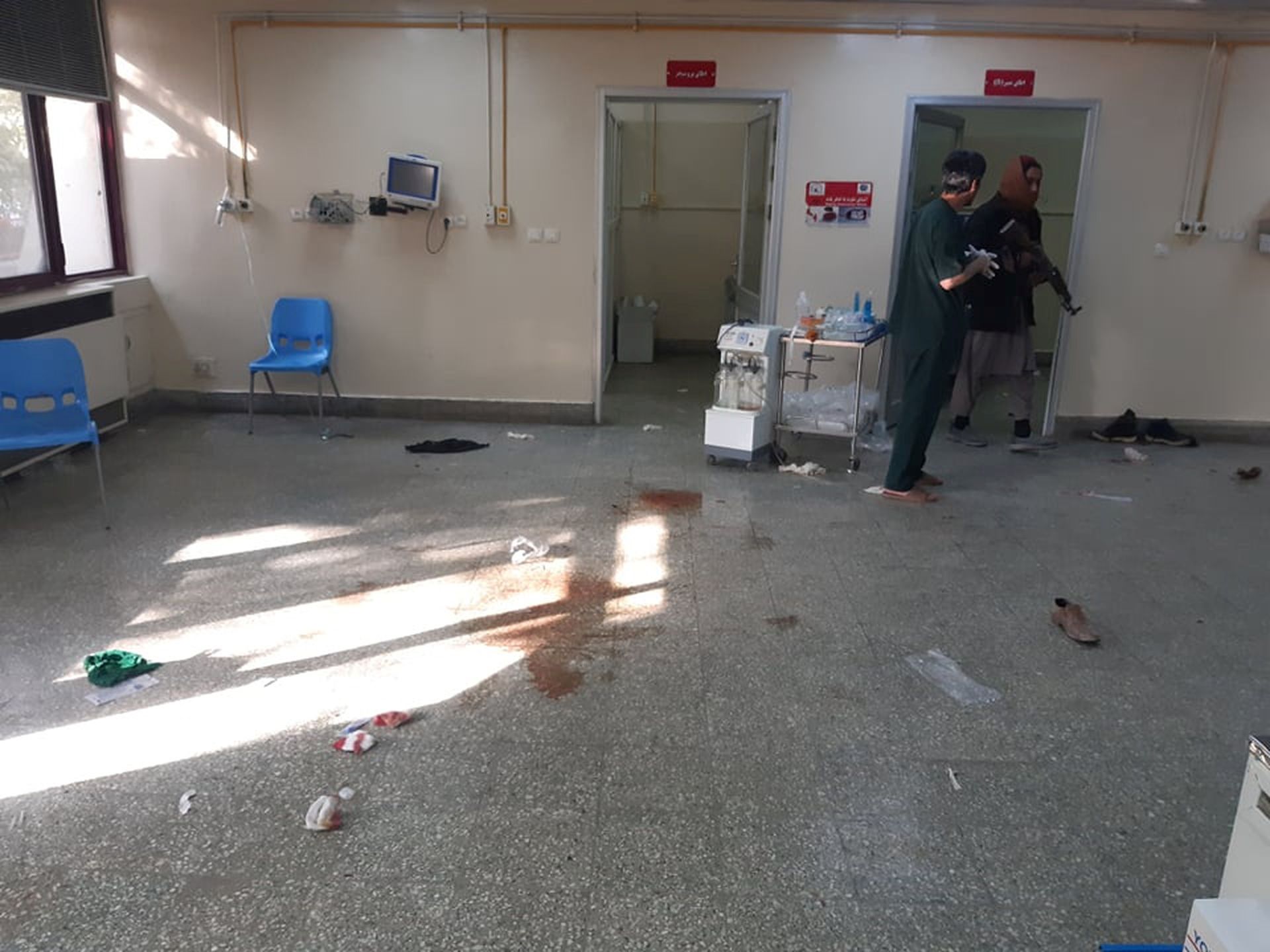 Sardar Mohammad Daud Khan军事医院的爆发发生后，人们走进一家儿童医院。（Reuters）
