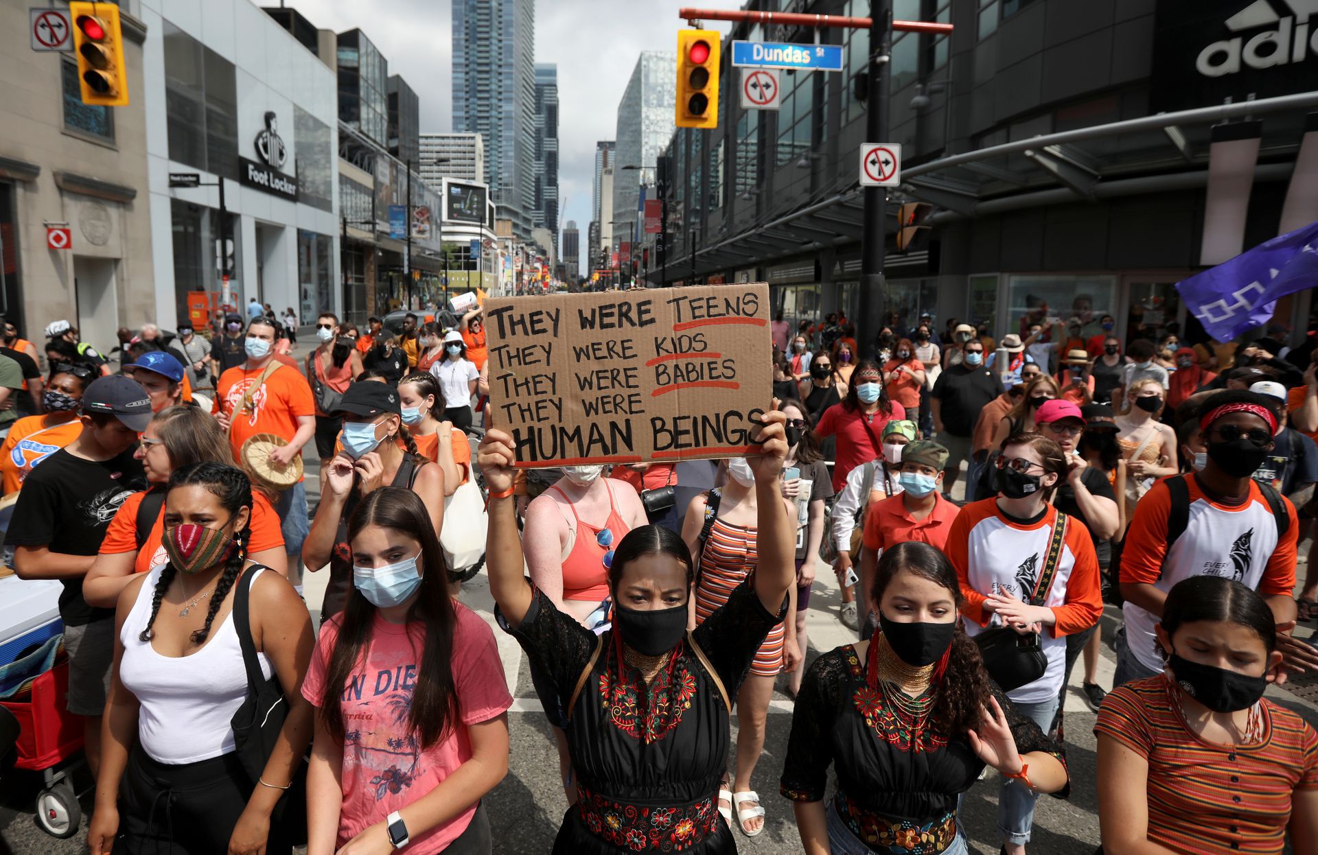 据《卫报》报道，随着无名墓穴逐渐被发现，加拿大原住民社区对该国政府和天主教会追责的声音与日俱增，原住民组织和社区拒绝庆祝7月1日的“加拿大日”，并计划聚集在一起，纪念所有无辜死亡的原住民，并呼吁举行全国性集会，支持原住民社区。（Reuters）