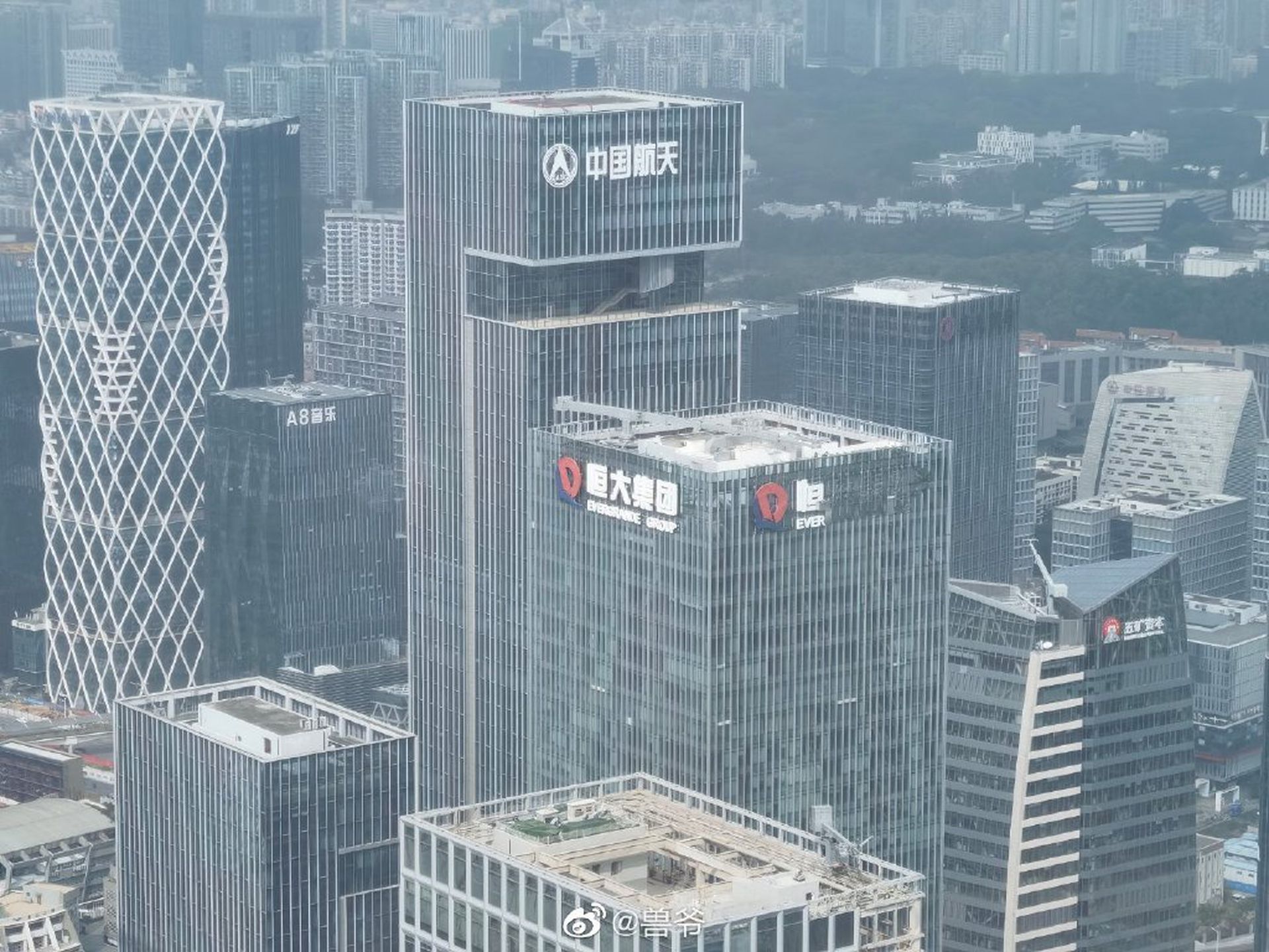 曾经位于深圳湾的恒大总部，正在拆掉楼顶的“恒大集团”的招牌。（微博@兽爷）