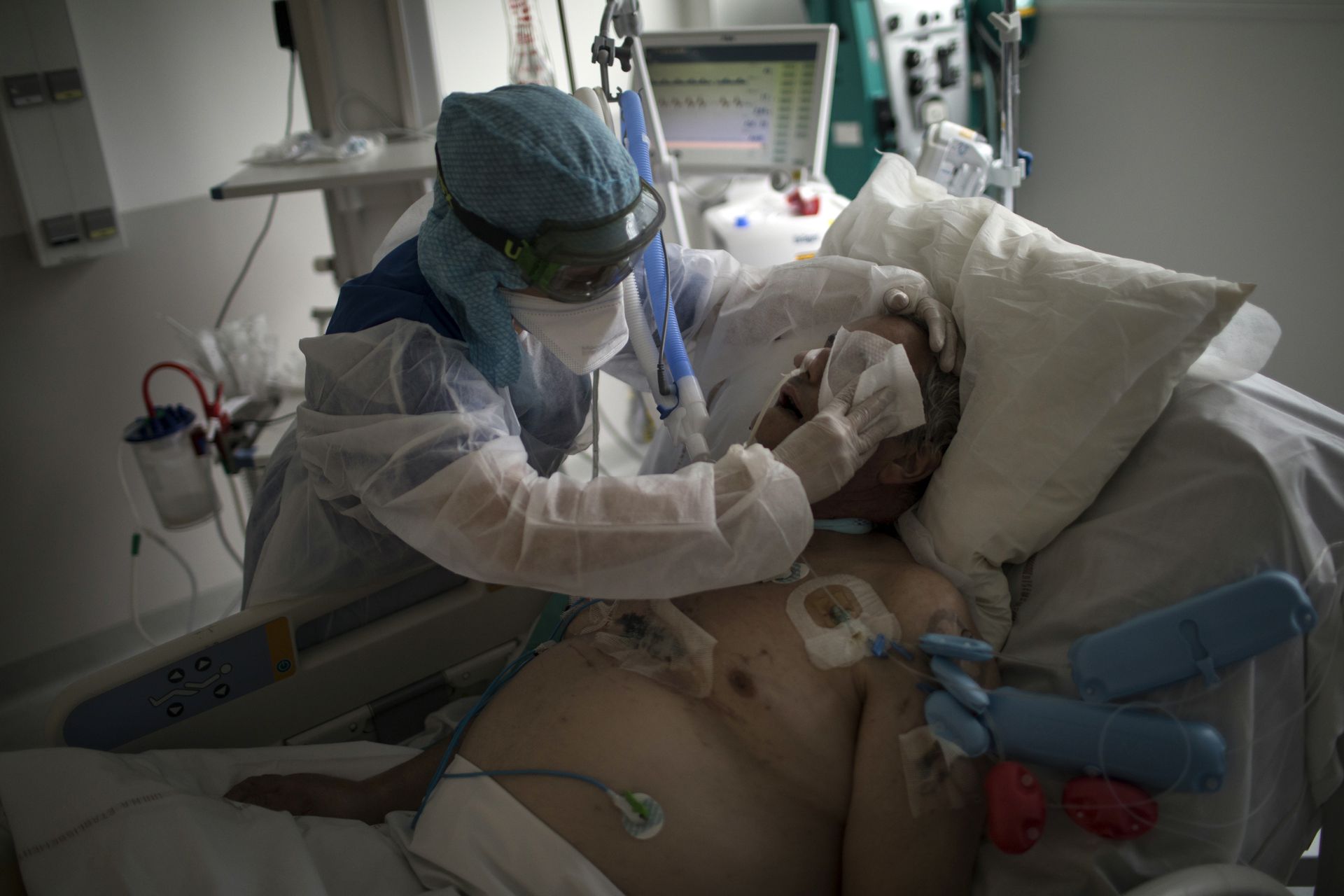 法国新冠肺炎疫情：图为2月2日法国马赛一名护士在医院的深切治疗部照料患者。（AP）