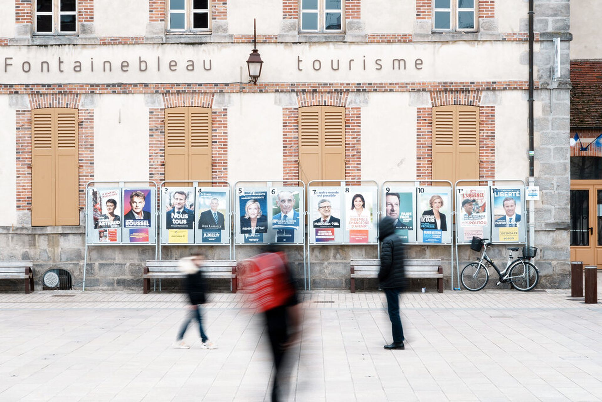 是次选举12位候选人的海报。在前列候选人中,除马克龙外,极右的勒庞和极左的梅朗雄都主张降低退休年龄,这在老年化、少子化的发达国家当中,只能以“民粹政策”的角度去理解。(AP) 是次选举12位候选人的海报。在前列候选人中,除马克龙外,极右的勒庞和极左的梅朗雄都主张降低退休年龄,这在老年化、少子化的发达国家当中,只能以“民粹政策”的角度去理解。(AP)