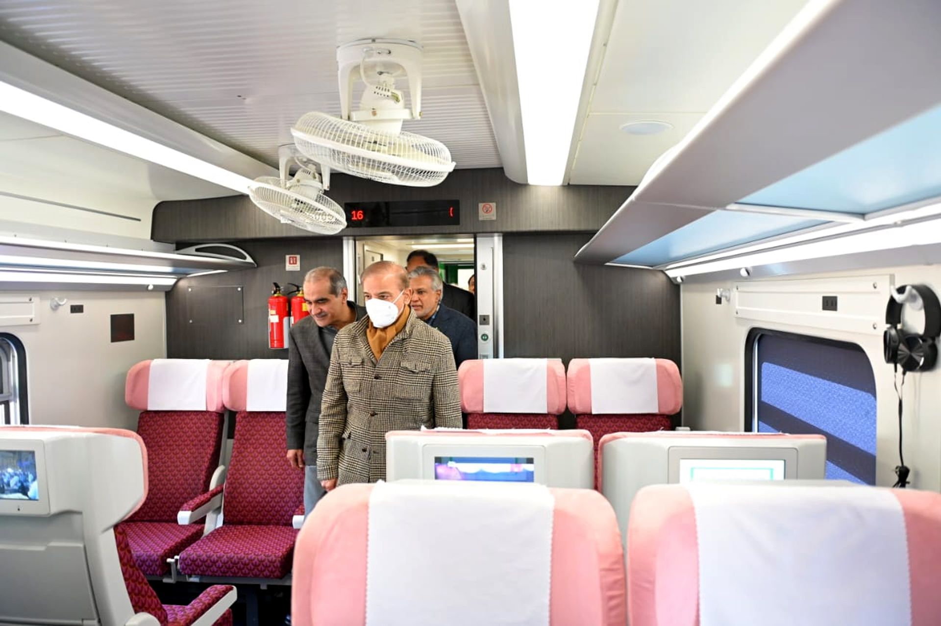 從中國進口　巴基斯坦新鐵路列車投入服務