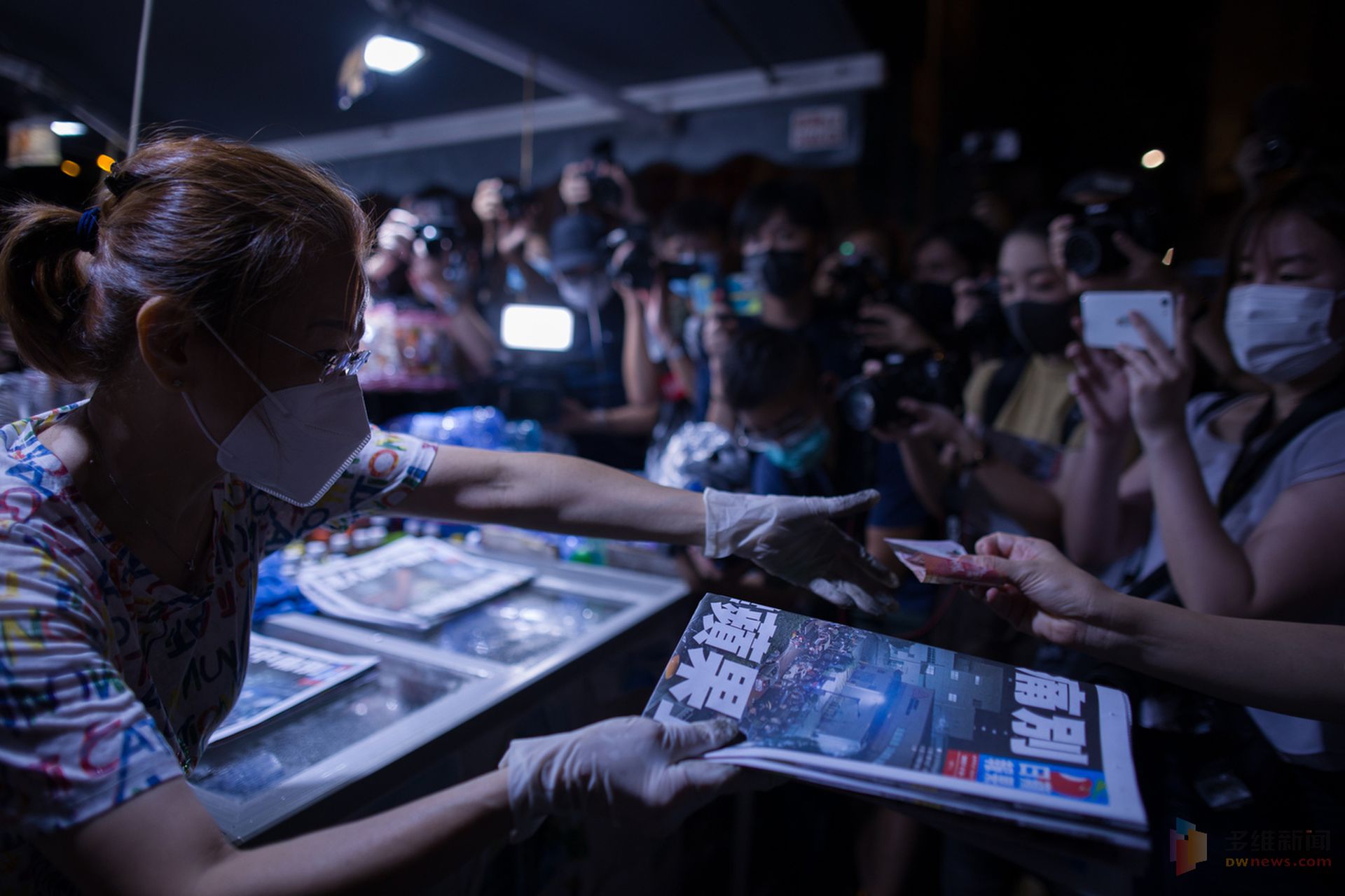 6月24日，大批巿民凌晨到旺角报纸档购买最后一份《苹果日报》。（香港01）