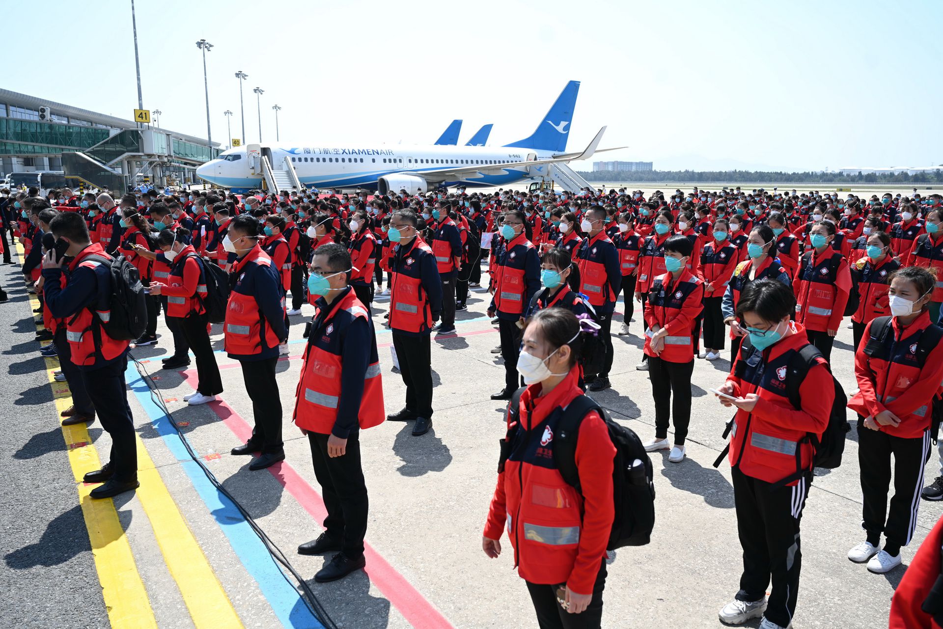 上海疫情严峻,各地组织医疗队前往上海。(新华社)