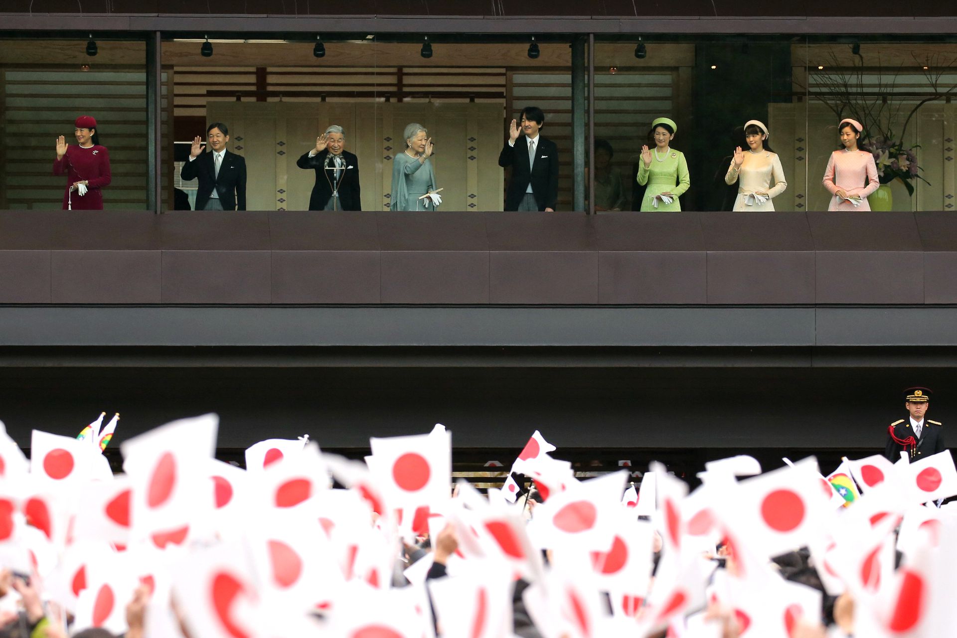 日本王室获民众爱戴，图中左起分别为皇太子德仁夫妇、天皇明仁伉俪、文仁亲王伉俪，以及文仁两位女儿真内子及佳子公主。（Getty Images）