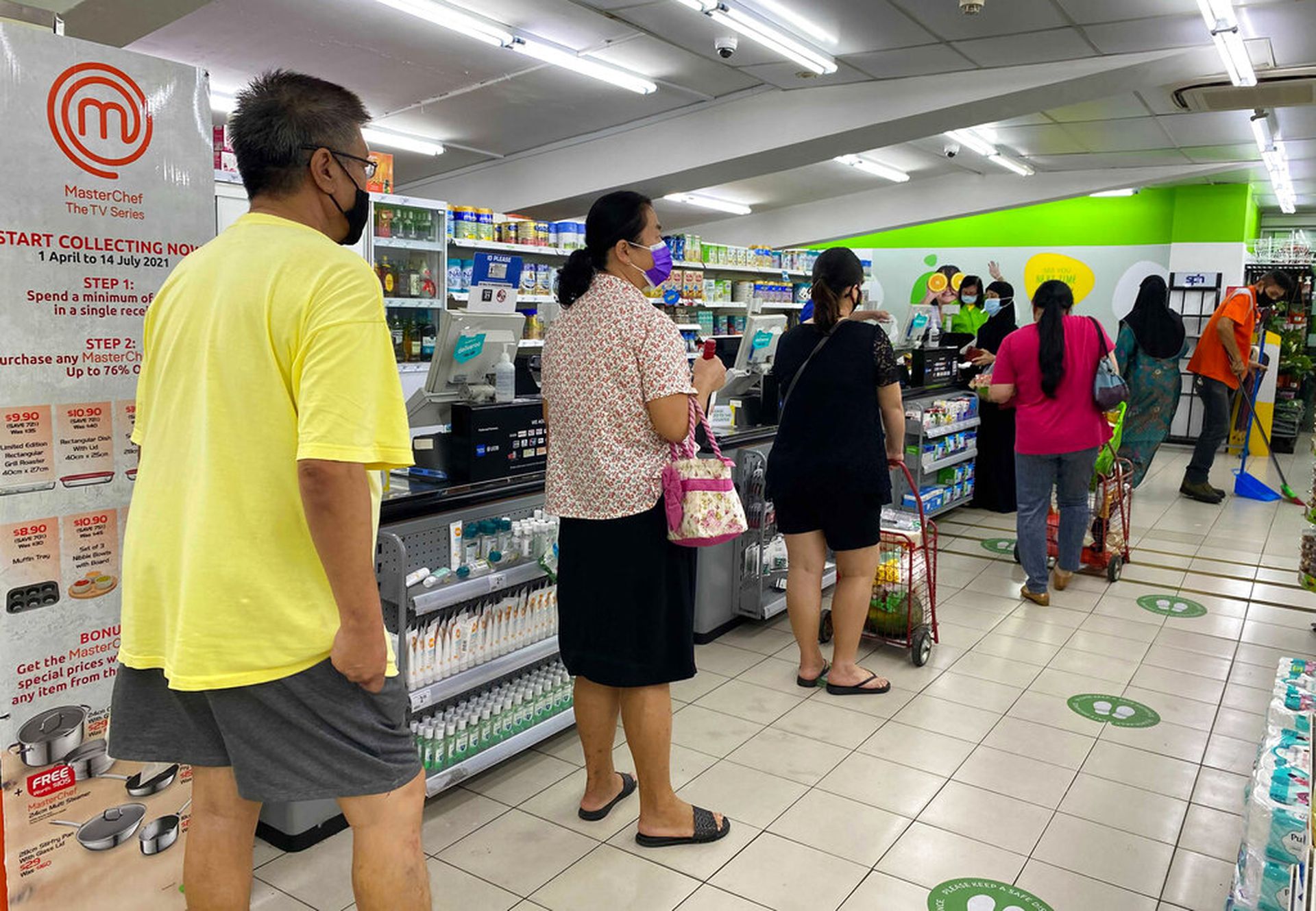 新加坡新冠肺炎疫情：图为5月14日新加坡民众在超级市场排队付款时，保持社交距离。（AP）