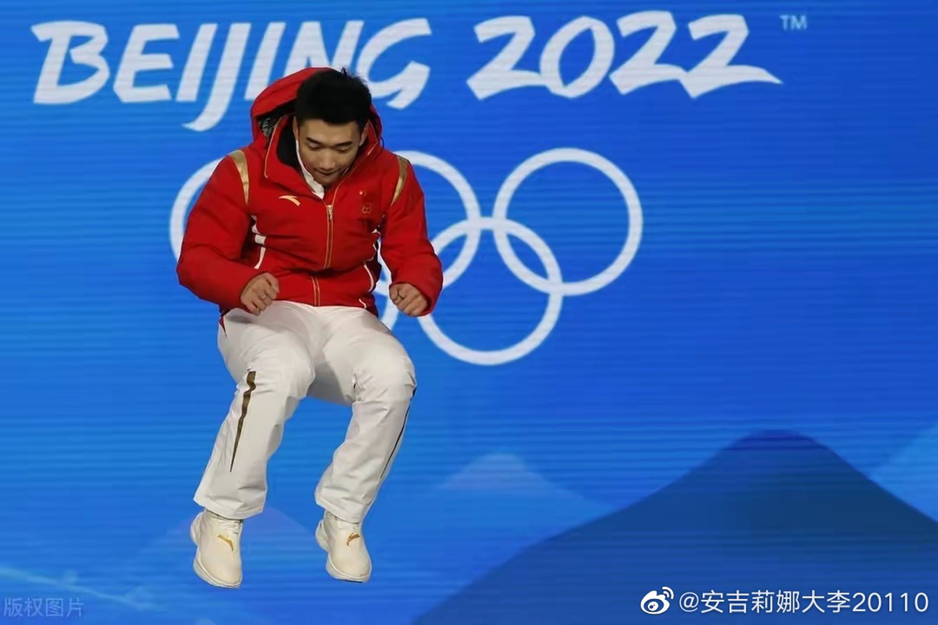 中国选手高亭宇获得冠军，一跃而起直接跳上领奖台。（微博@安吉莉娜大李20110）