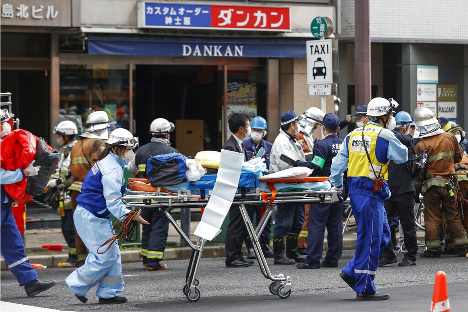 日本大阪火灾：2021年12月17日早上，大阪北新地市区一栋大厦发生大火，造成多人死伤。图为救援人员在现场工作（AP）