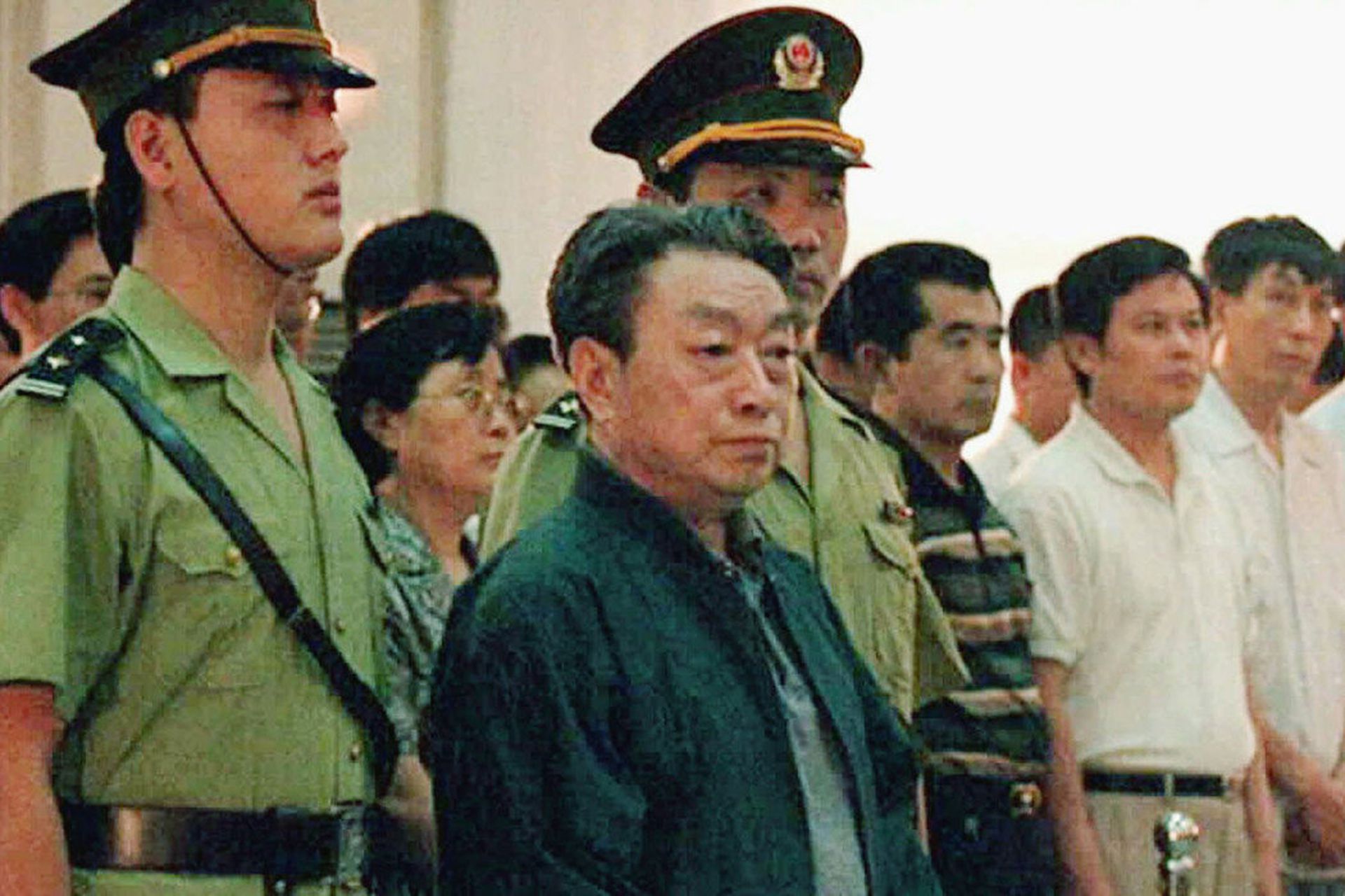 陈希同1998年于法庭上。(新华社)