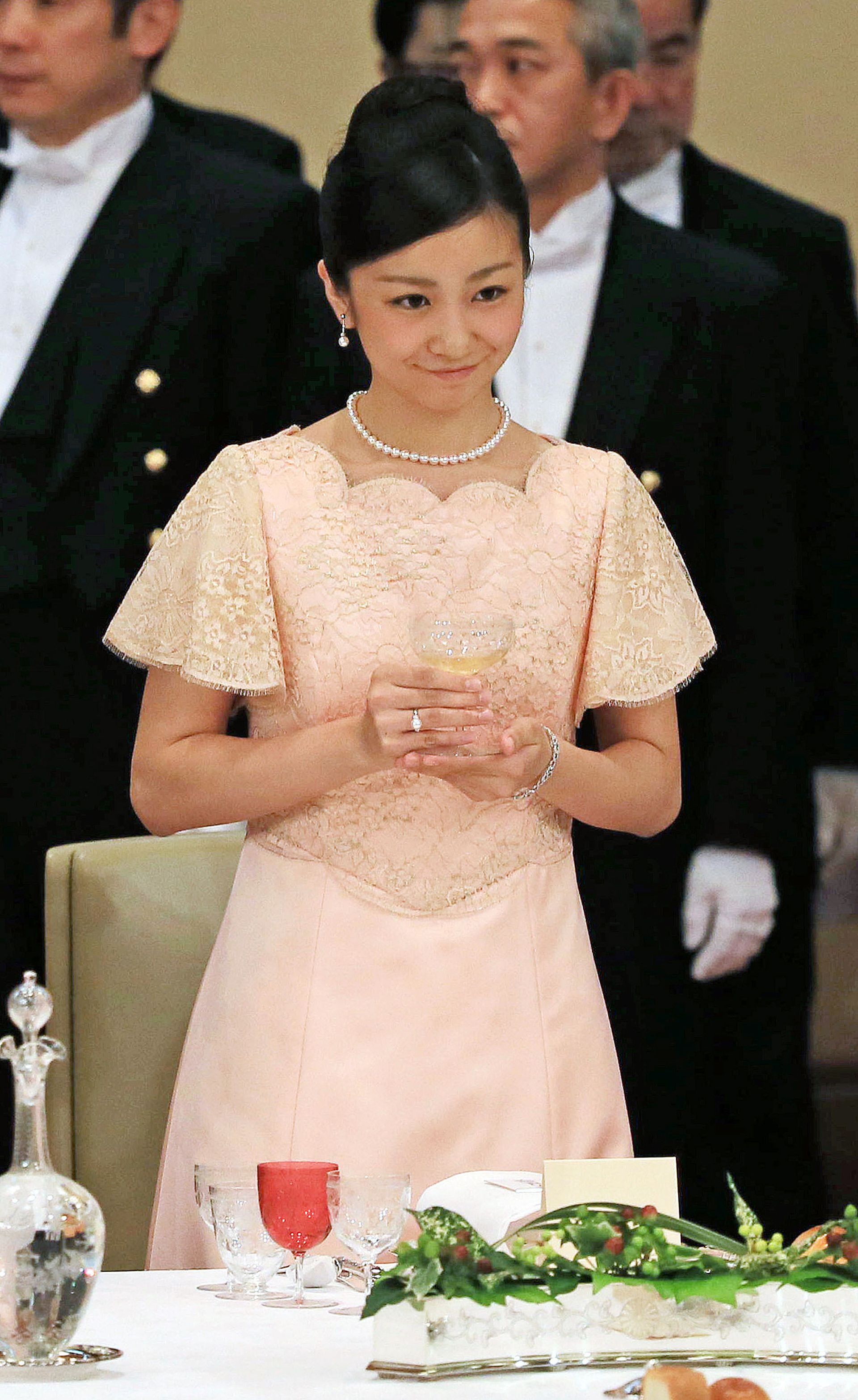 身为日本皇室，佳子公主在学时期亦需要处理皇族公务，例如2016年9月她前往了鸟取县“全国高校生手语表演甲子园大会”，使用纯熟的手语作开幕致辞。图为佳子公主2015年6月3日出席日皇欢迎到访日本的时任菲律宾总统阿基诺的晚宴。（VCG）
