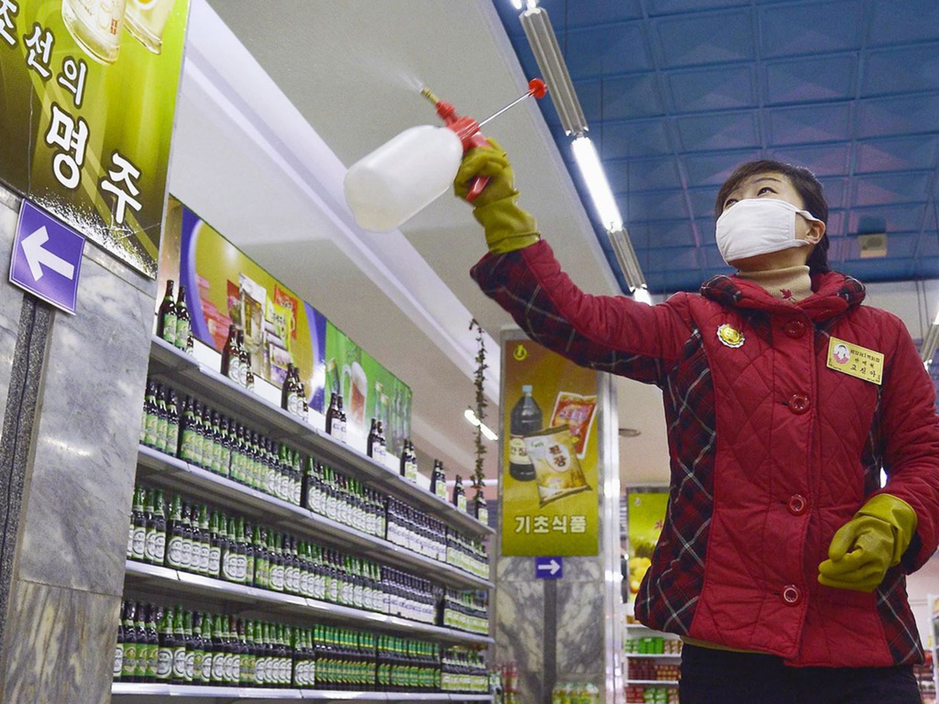 疫情期间，朝鲜店员在一家百货商店内消毒。（AP）