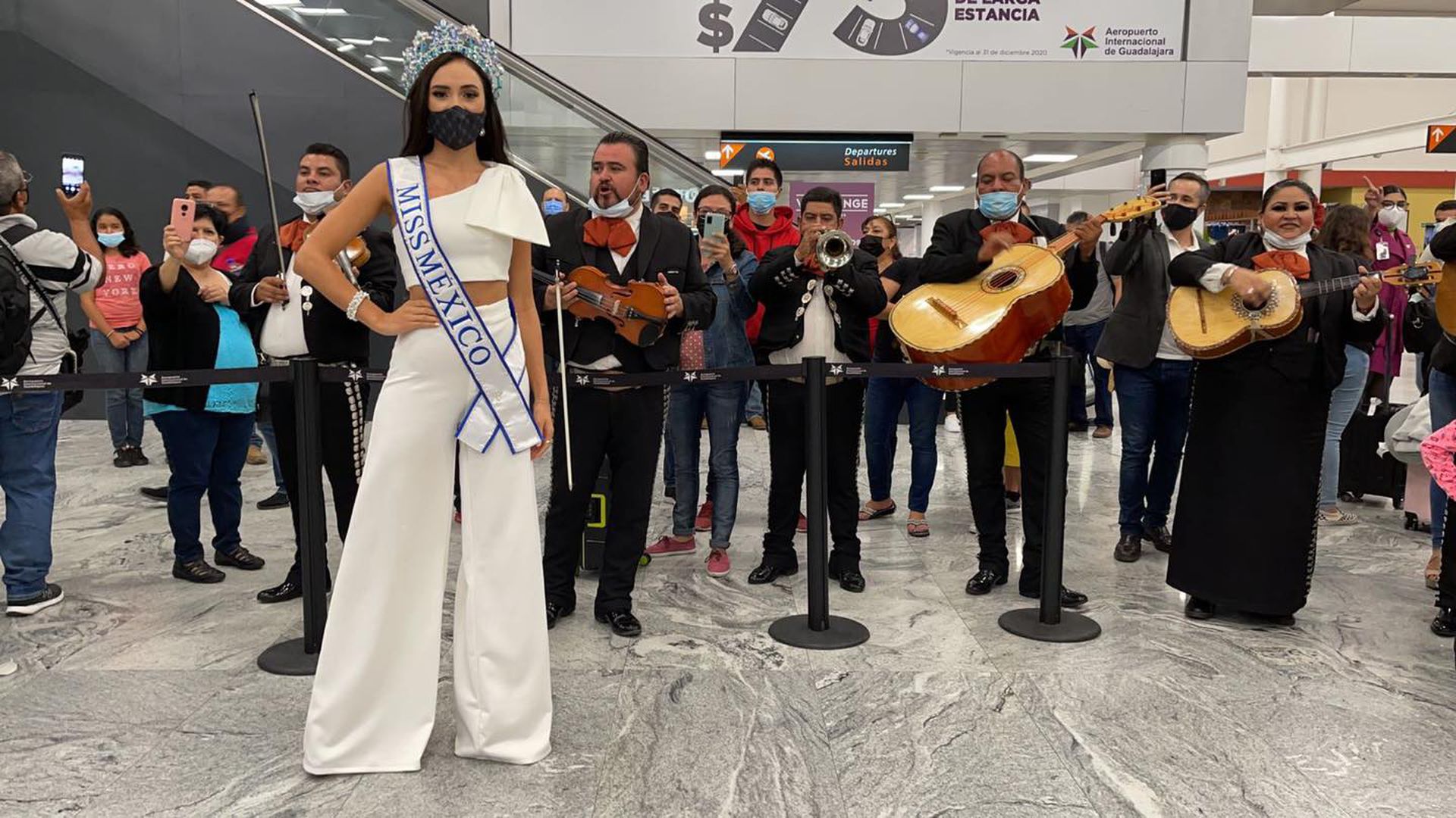 2021��ī����С��ѡ��������ǰ��Ļ���������Ĳ������������ȷ���¹ڷ��ס���Facebook@Miss Mexico Organization��
