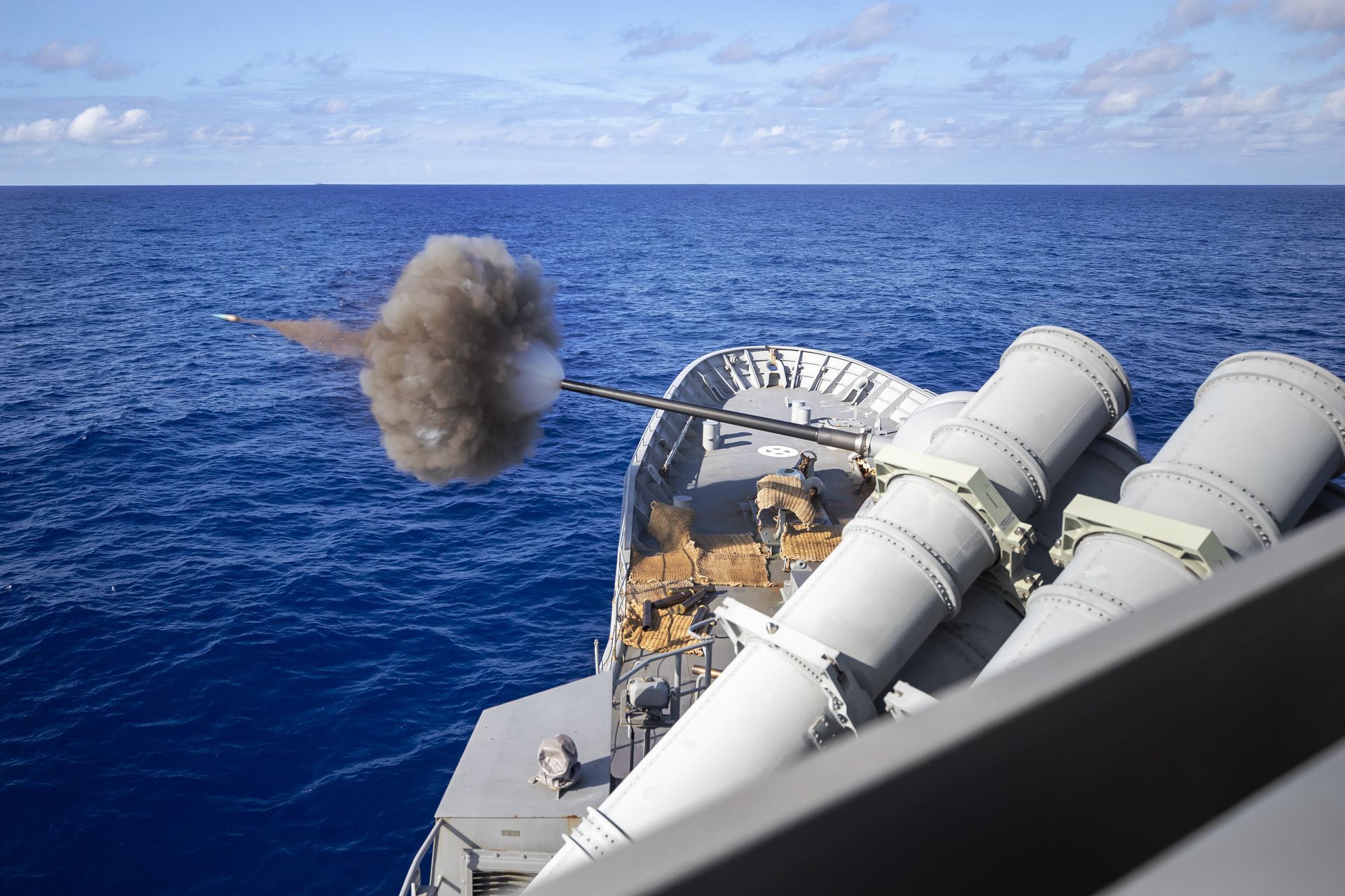 2020年8月19日，在环太平洋军事演习期间，美海军“钟云”号驱逐舰（DDG 93）与澳大利亚海军“斯图亚特”号驱逐舰（FFH 153）进行了联合射击演习。演习期间，“斯图亚特”号驱逐舰将名为“杀手番茄”的靶标投入海中。（United States Pacific Fleet）