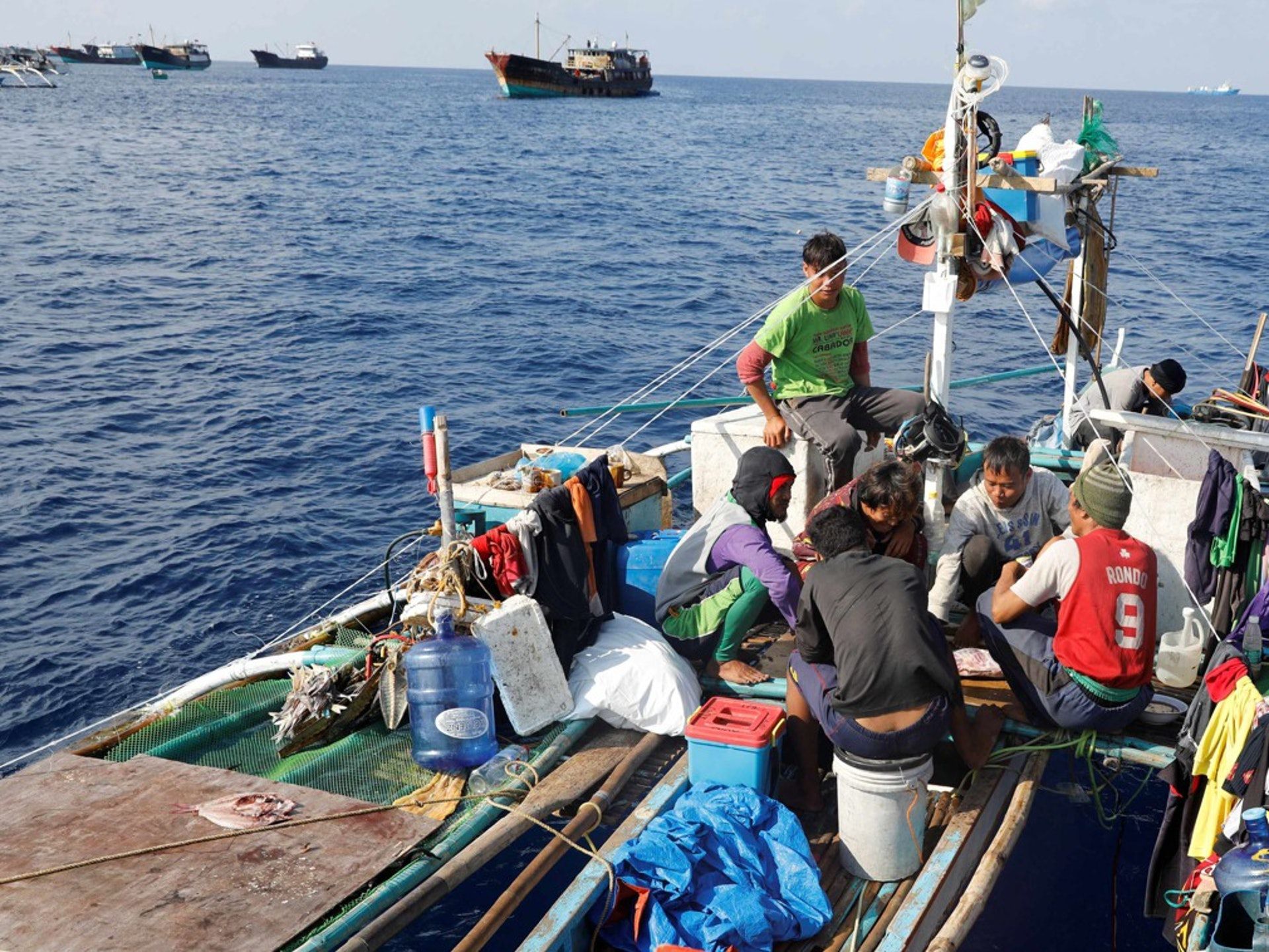图为黄岩岛附近海上的菲律宾渔民，在黄岩岛危机期间，菲律宾不仅遭遇水果制裁，其渔民也难以接近该水域。（路透社）