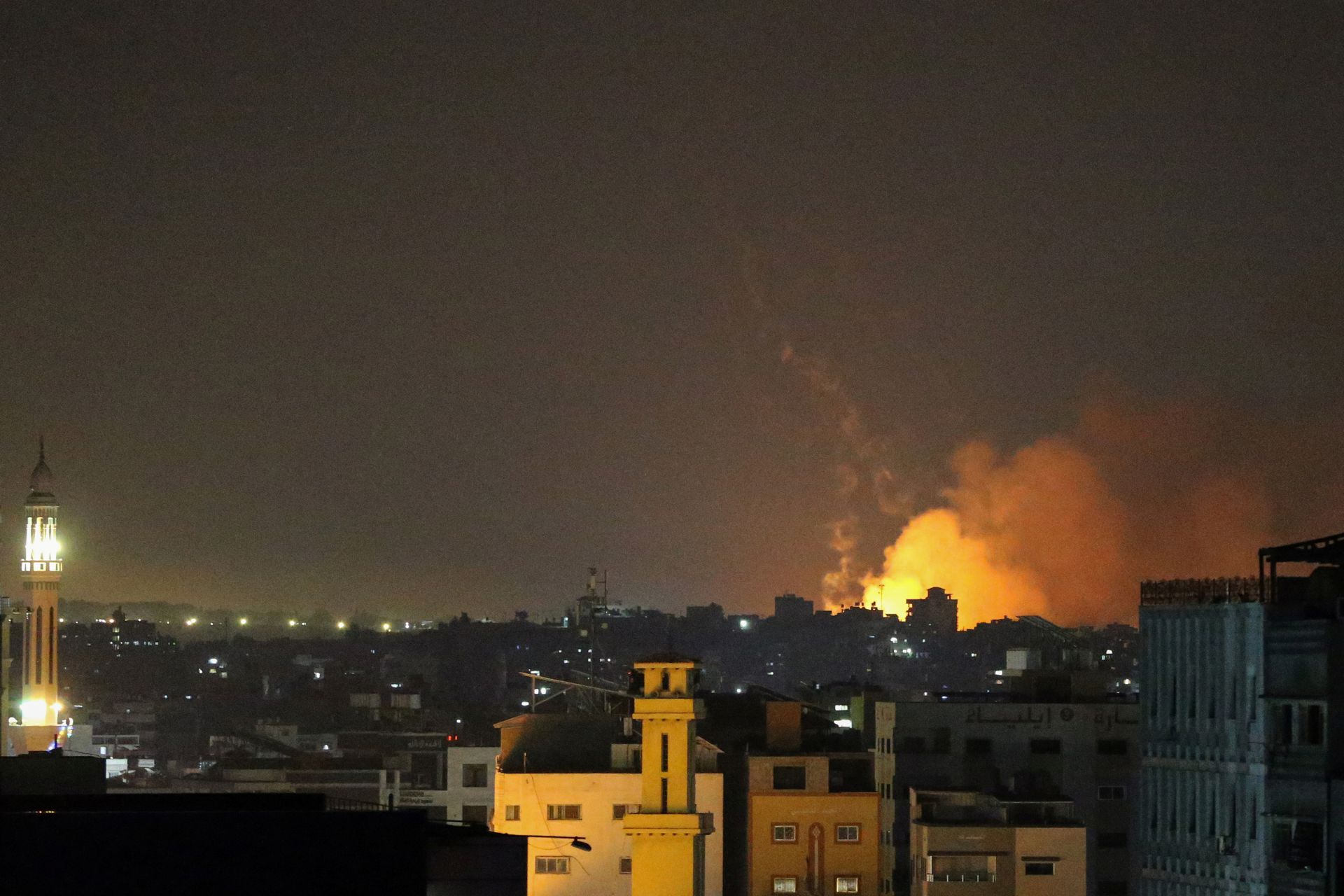 以色列5月13日向加沙地区发动地面攻势，当地晚上出现火光。（Reuters）