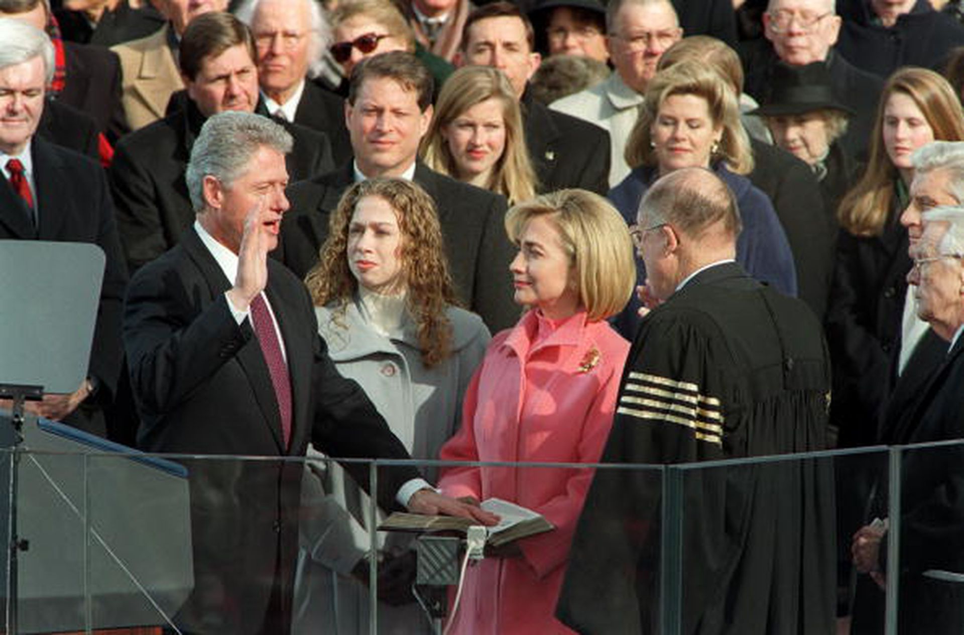 1997年1月20日，当选总统克林顿（Bill Clinton，左）华盛顿特区的国会山宣誓就职，开始履行他的第二任期。（Getty Images）