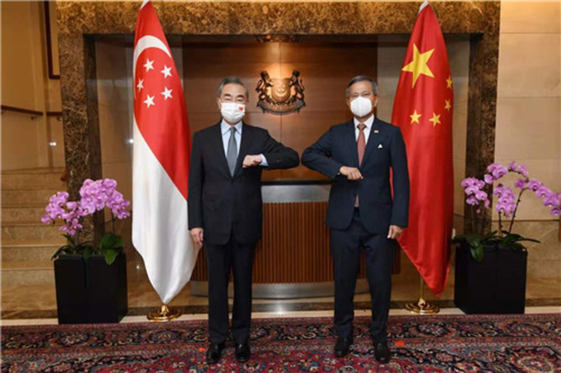 2021年9月13日，中国外交部长王毅（右）抵达新加坡，与新加坡外长维文（右）举行会谈。新加坡总理李显龙多次公开说不希望东南亚成为美中较劲的前哨站。（中国外交部网站）