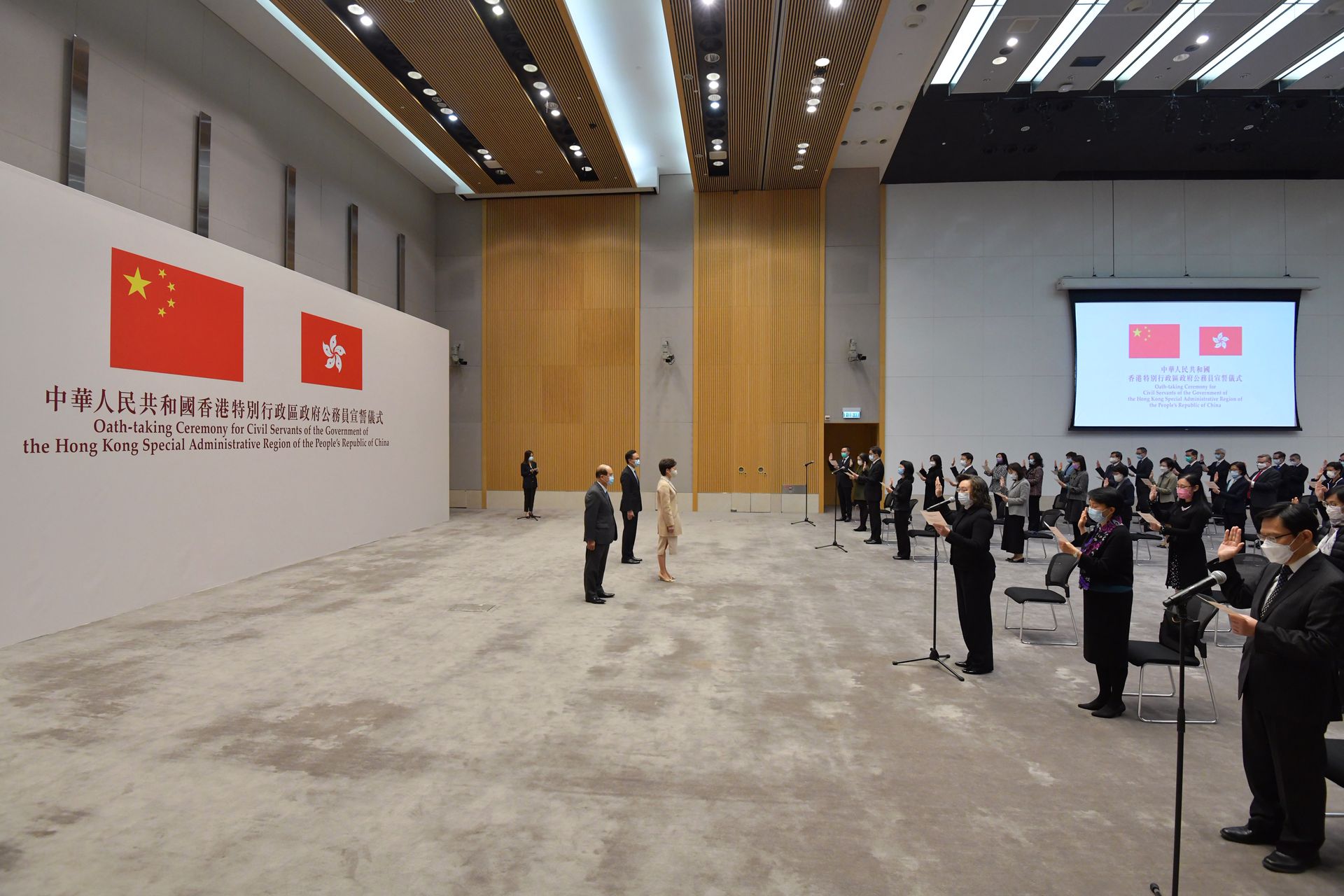 香港特区政府12月18日在政府总部举行公务员宣誓仪式。在行政长官林郑月娥(中)见证下,常任秘书长、部门首长和属首长级薪级表第六点或以上的公务员宣誓拥护《基本法》、效忠中华人民共和国香港特别行政区、尽忠职守和对特区政府负责。(HK01) 香港特区政府12月18日在政府总部举行公务员宣誓仪式。在行政长官林郑月娥(中)见证下,常任秘书长、部门首长和属首长级薪级表第六点或以上的公务员宣誓拥护《基本法》、效忠中华人民共和国香港特别行政区、尽忠职守和对特区政府负责。(HK01)