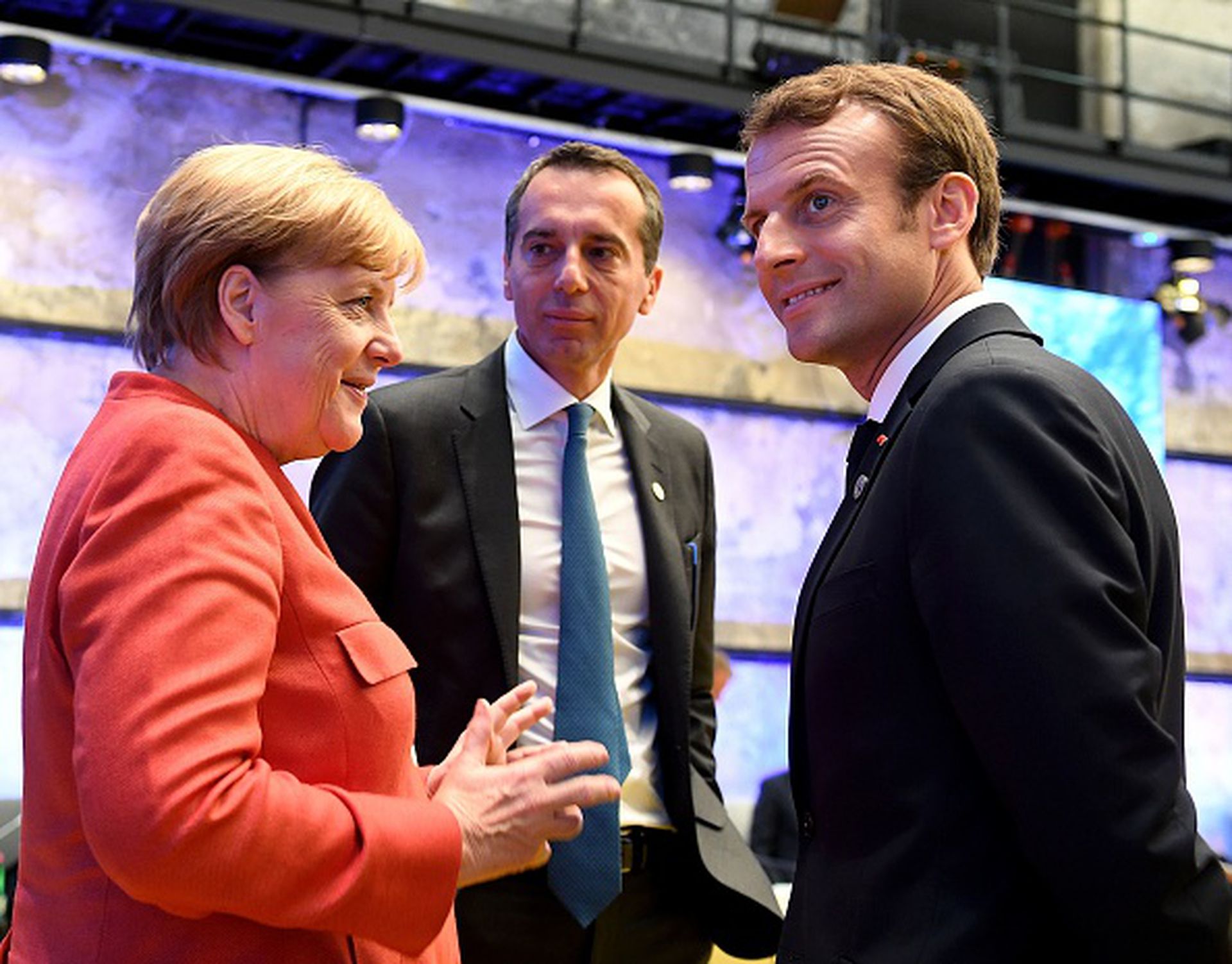 2017年9月29日，德国总理默克尔（Angela Merkel，左）、时任奥地利总理科恩（Christian Kern，中）与法国总统马克龙（Emmanuel Macron，右）共同出席在爱沙尼亚首都塔林举行的欧盟数字峰会。（Getty Images）