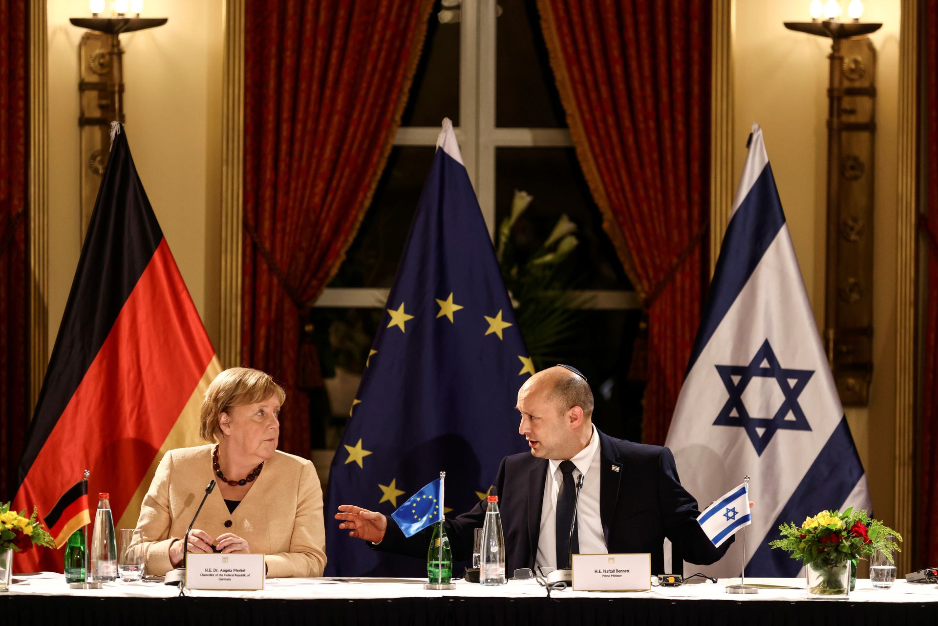 图为10月10日，德国总理默克尔与以色列总理贝内特在圆桌会议上举行会谈。（Reuters）