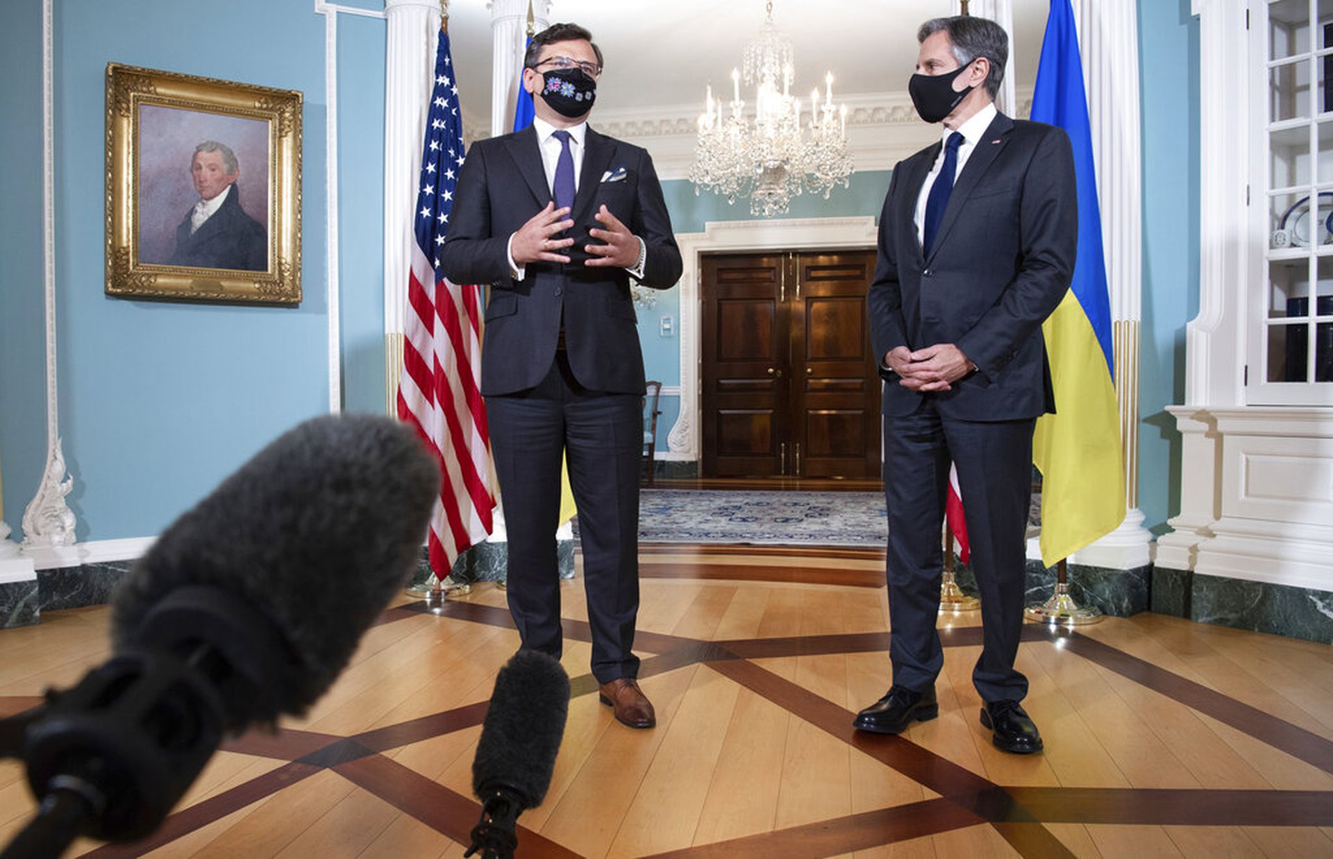 2021年8月5日，美国国务卿布林肯（Antony Blinken，右）在华盛顿的国务院与乌克兰外交部长库列巴（左）会晤。（AP）