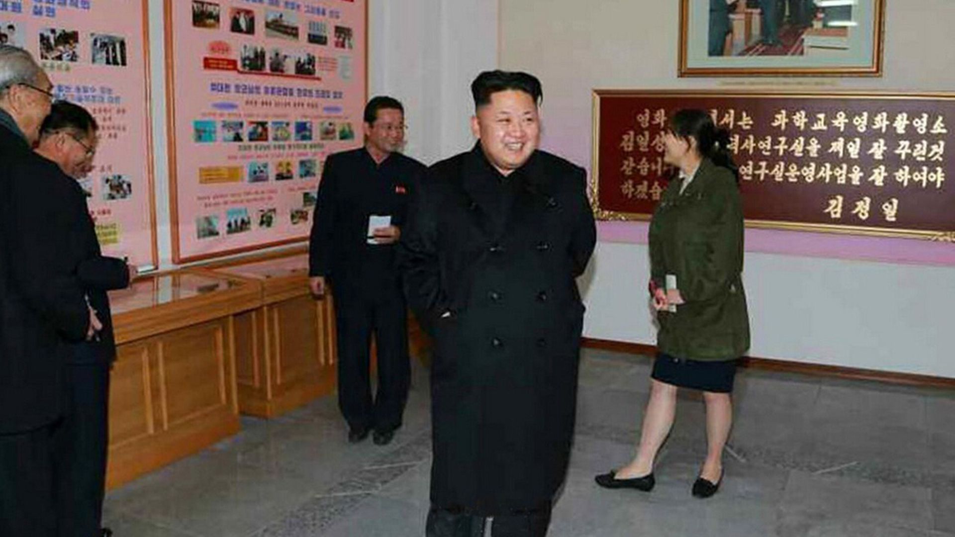 2014年11月27日，金正恩与妹妹金与正（右）前往朝鲜4·26动画电影拍摄所进行参观指导。当时金与正还很青涩。（朝鲜劳动新闻网站截图）